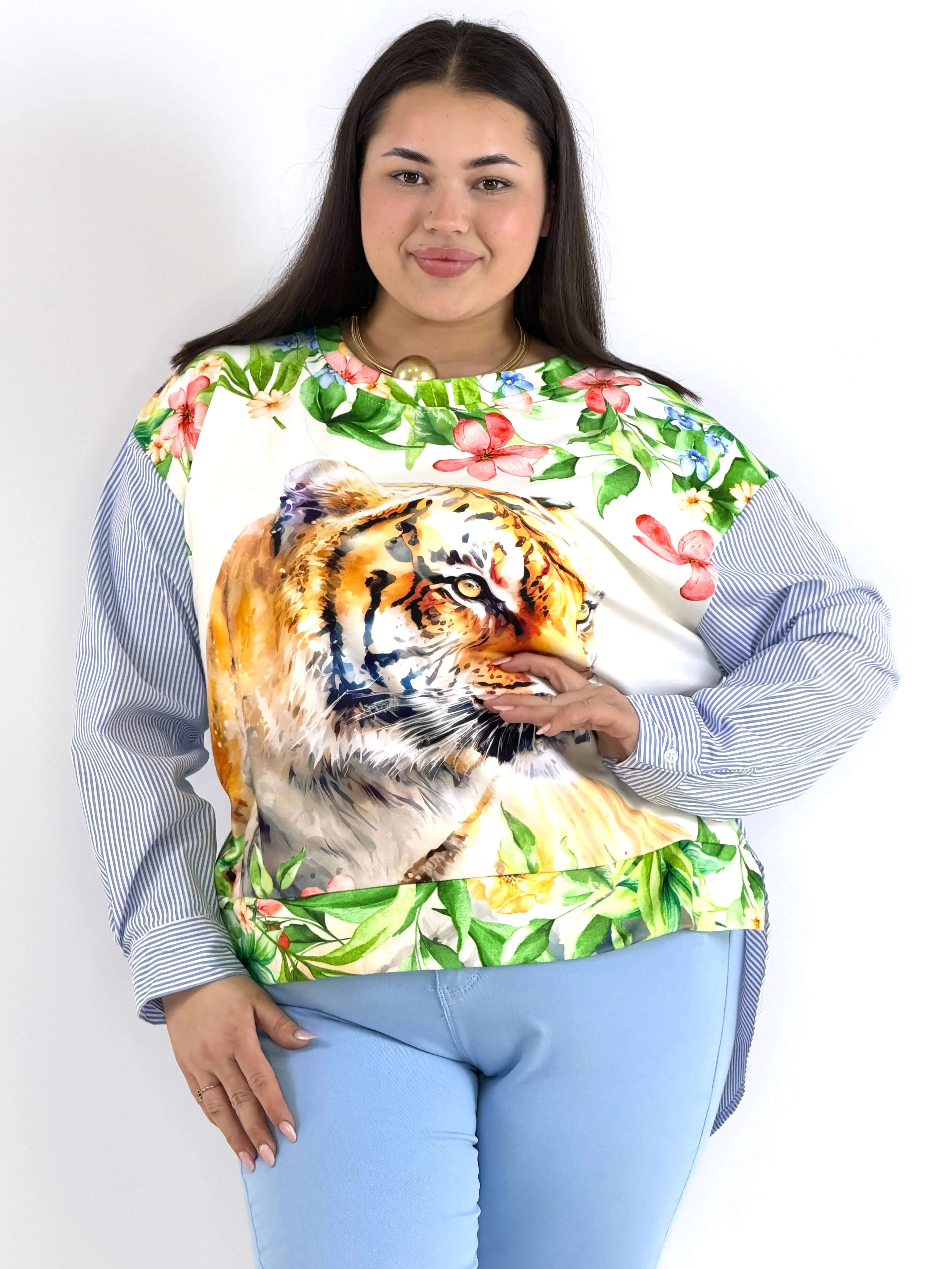 Bluzka plus size z nadrukiem tygrysa i kwiatowym motywem – modna i wyjątkowa propozycja Stylowa XL