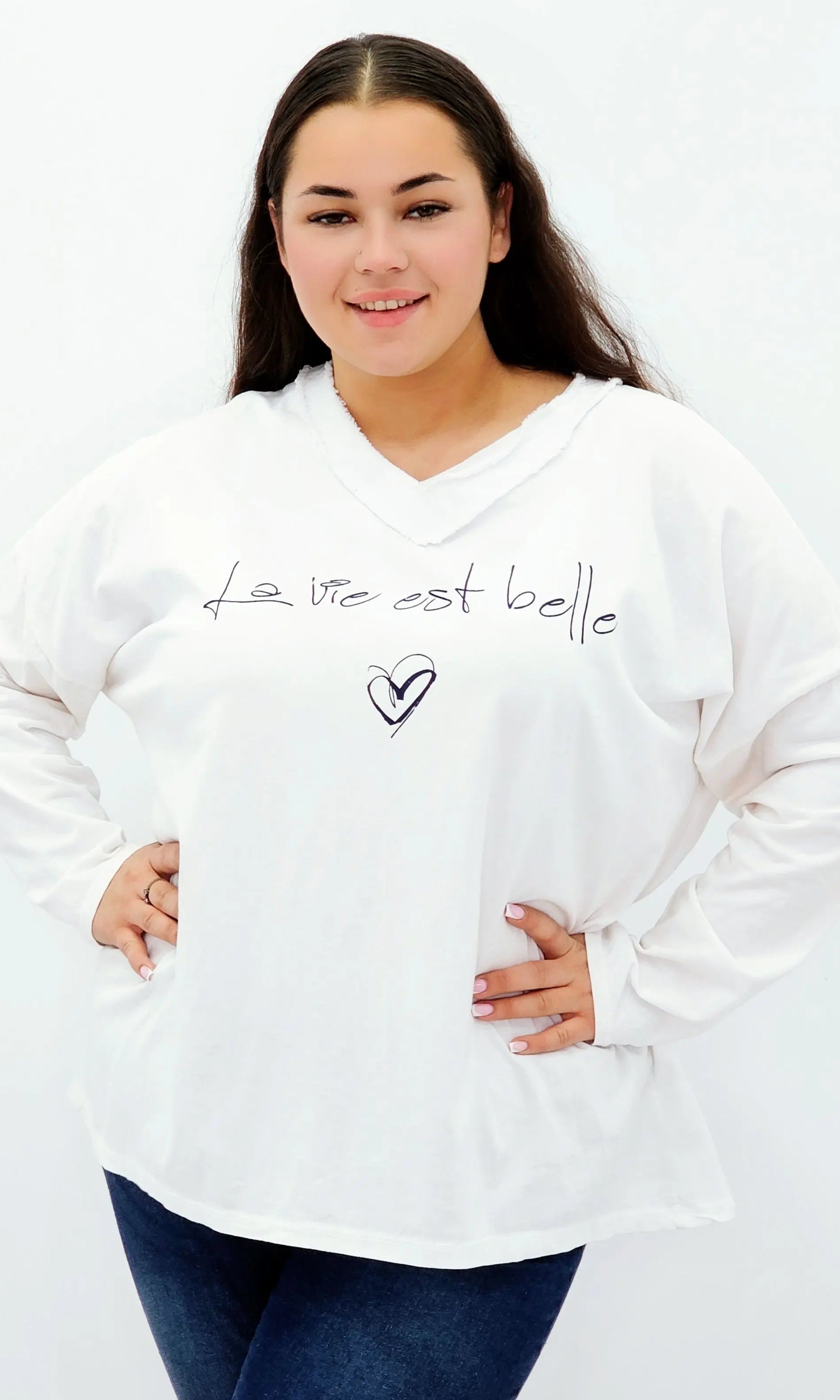 Bluzka plus size z napisem „La vie est belle” – modna, wygodna i stylowa Stylowa XL