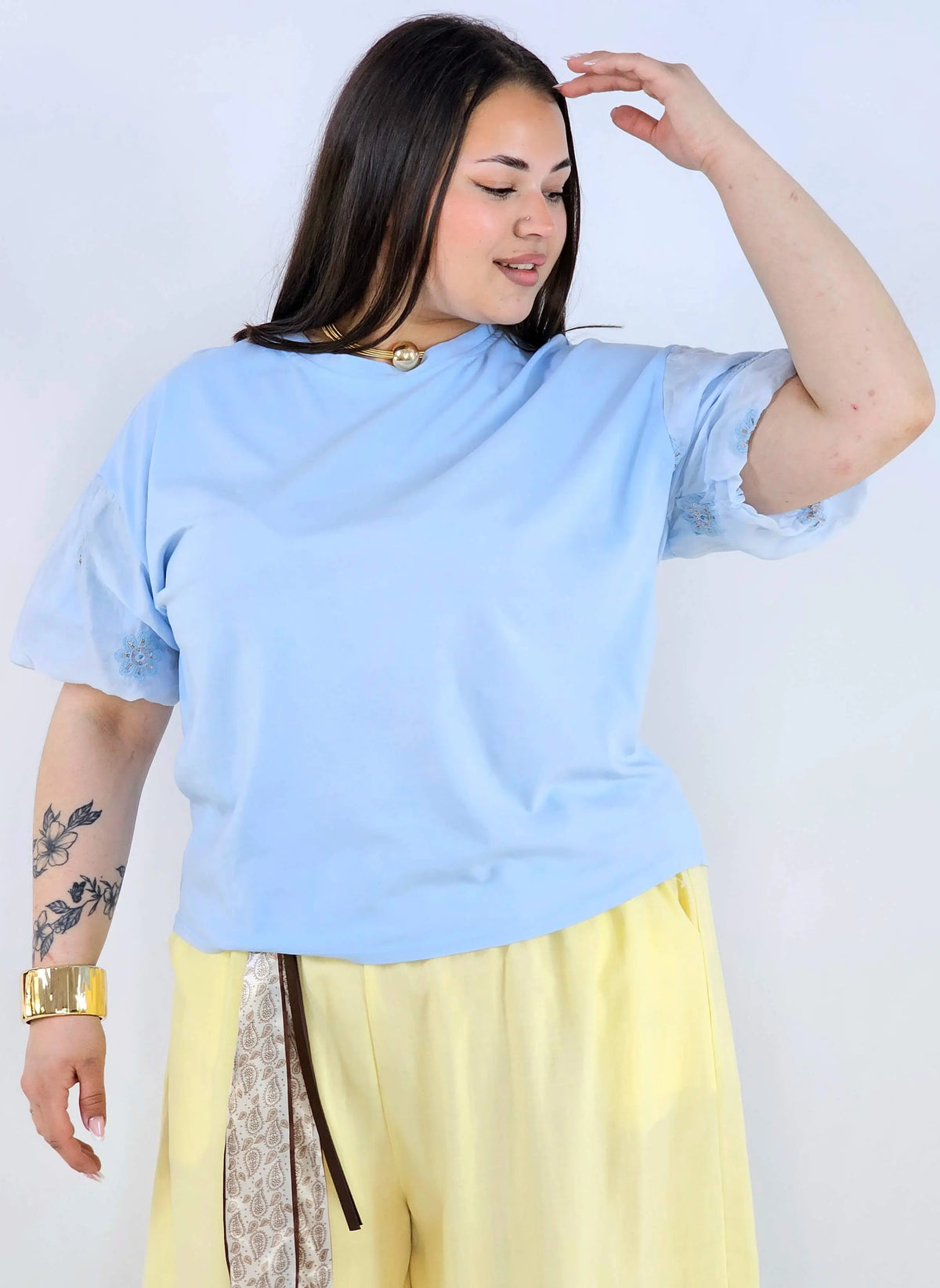 Bluzka plus size z ozdobnymi rękawami haftowanymi lekka i kobieca Stylowa XL