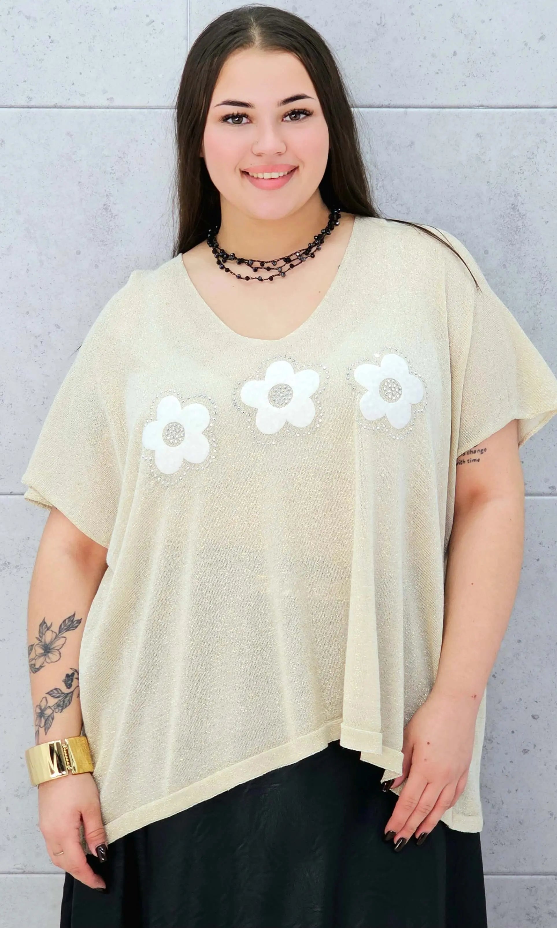 Bluzka plus size z połyskiem i aplikacją kwiatów – stylowa i lekka Stylowa XL Stylowa XL