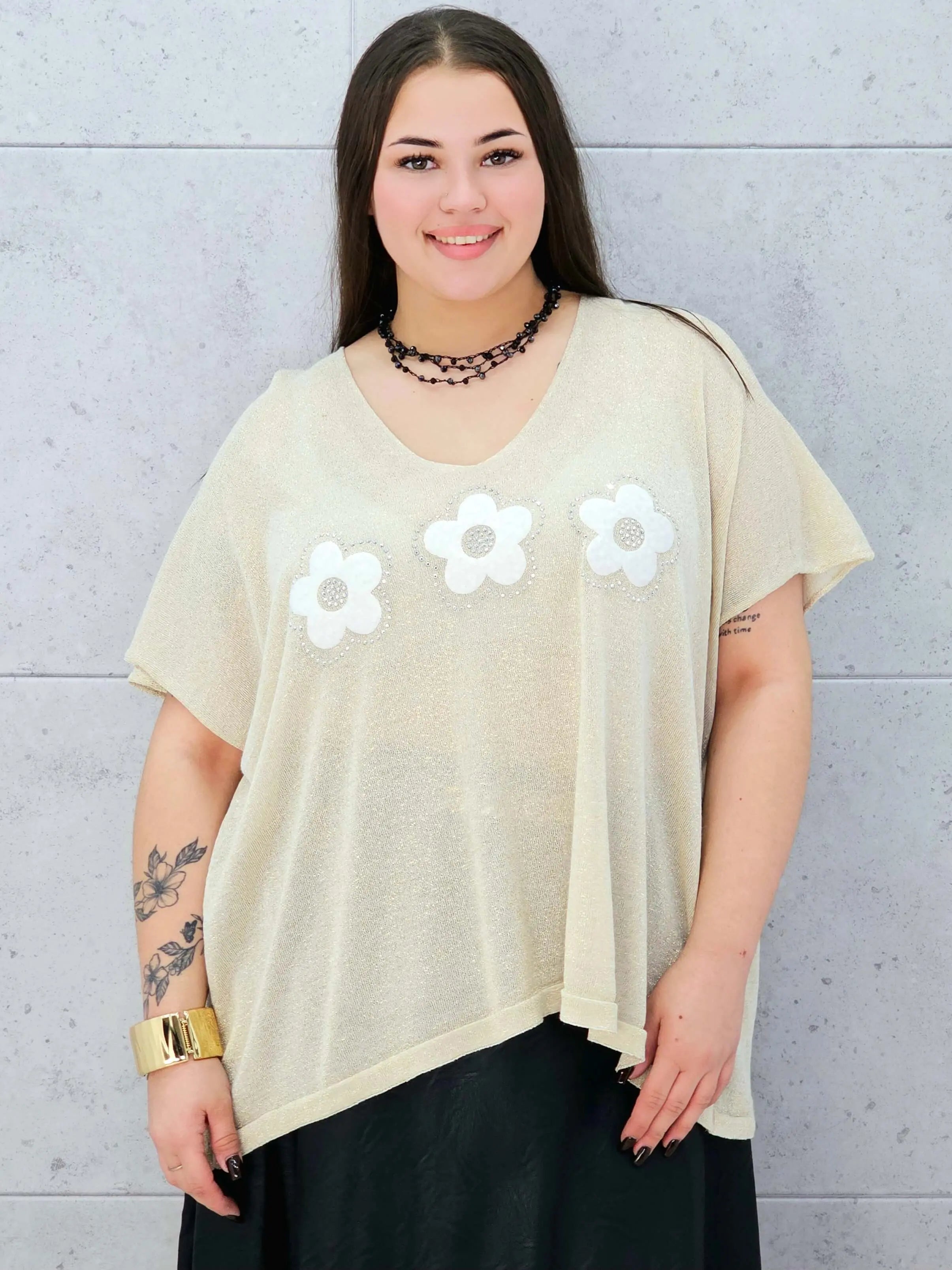 Bluzka plus size z połyskiem i aplikacją kwiatów – stylowa i lekka Stylowa XL Stylowa XL