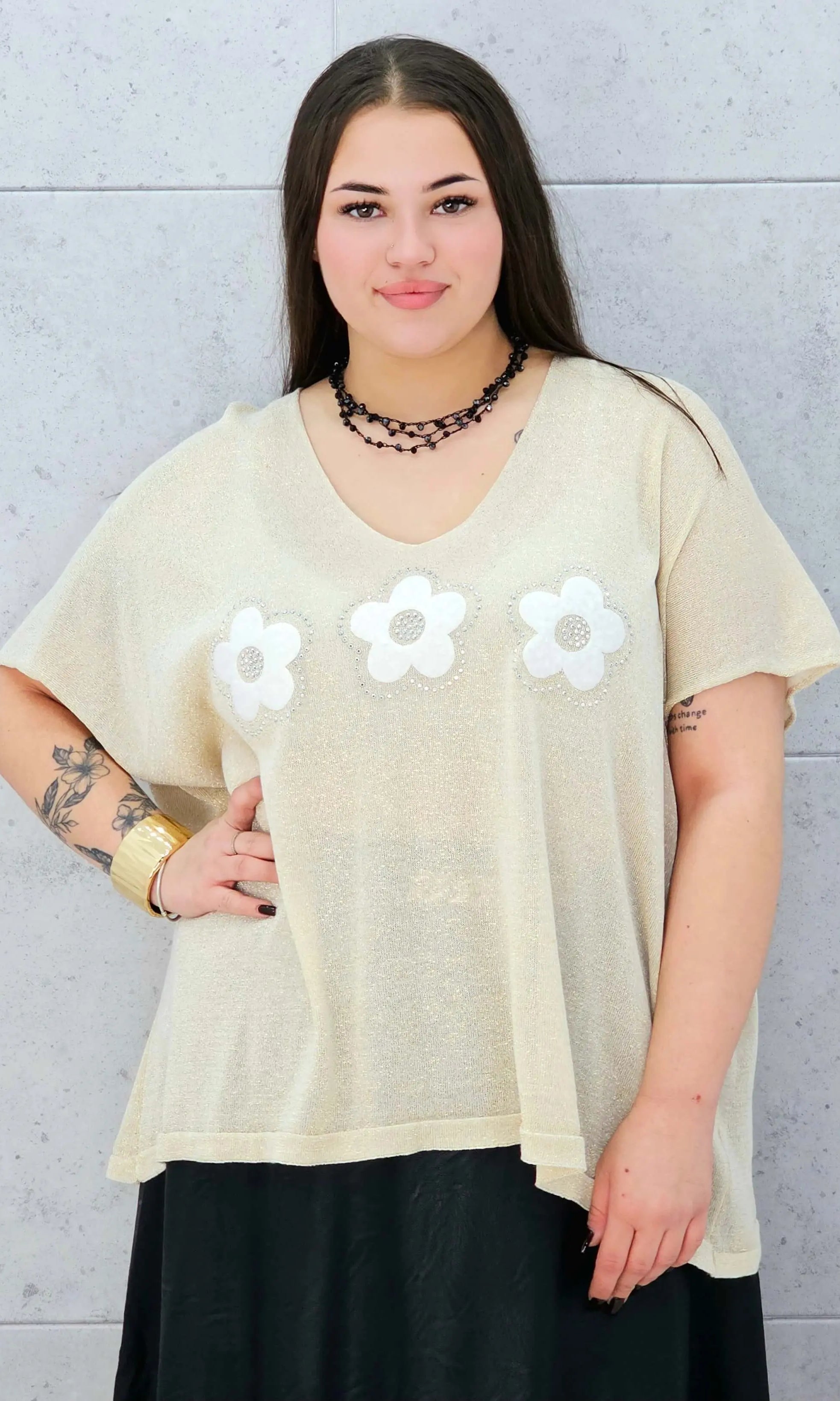 Bluzka plus size z połyskiem i aplikacją kwiatów – stylowa i lekka Stylowa XL Stylowa XL