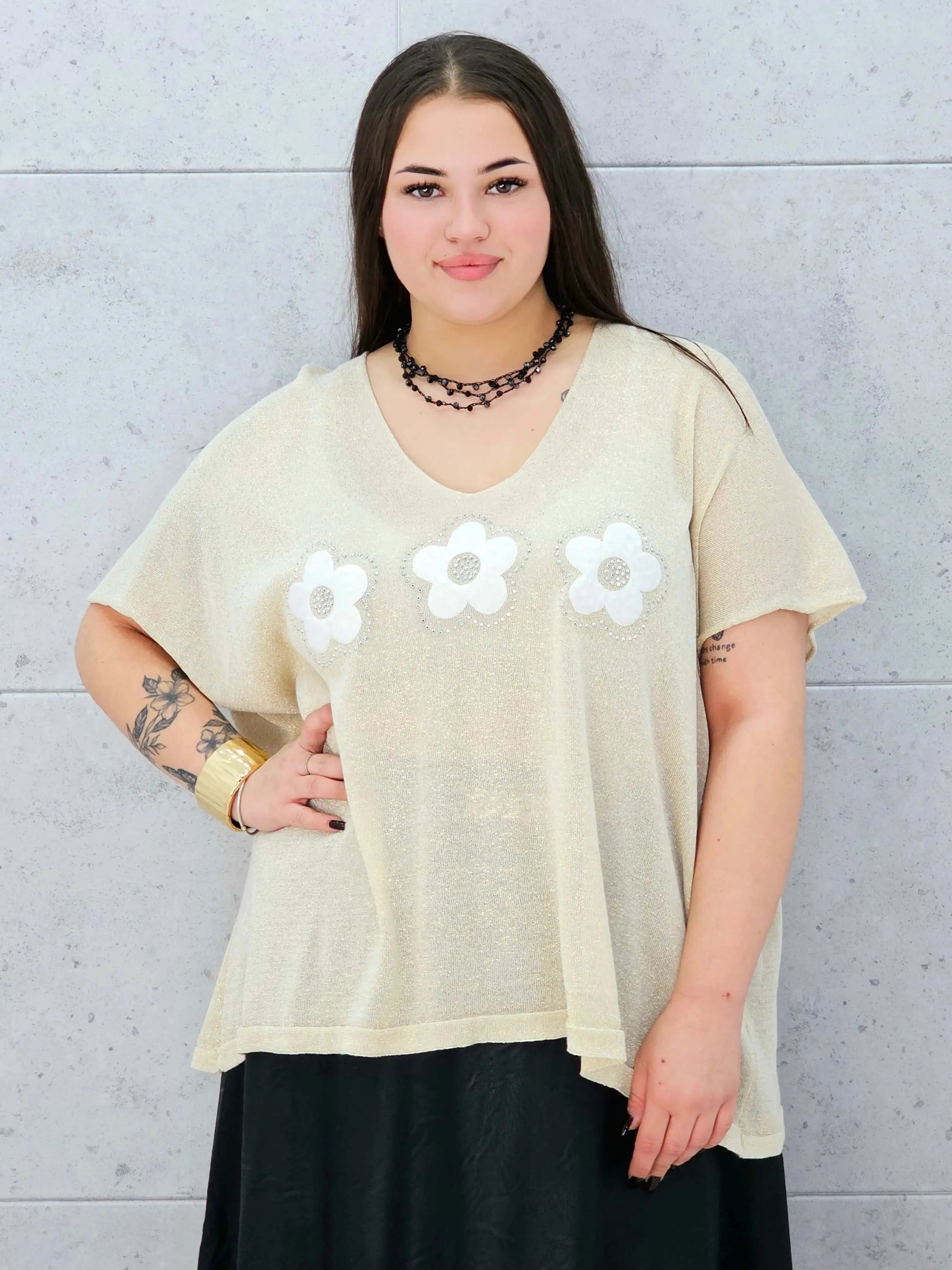 Bluzka plus size z połyskiem i aplikacją kwiatów – stylowa i lekka Stylowa XL Stylowa XL