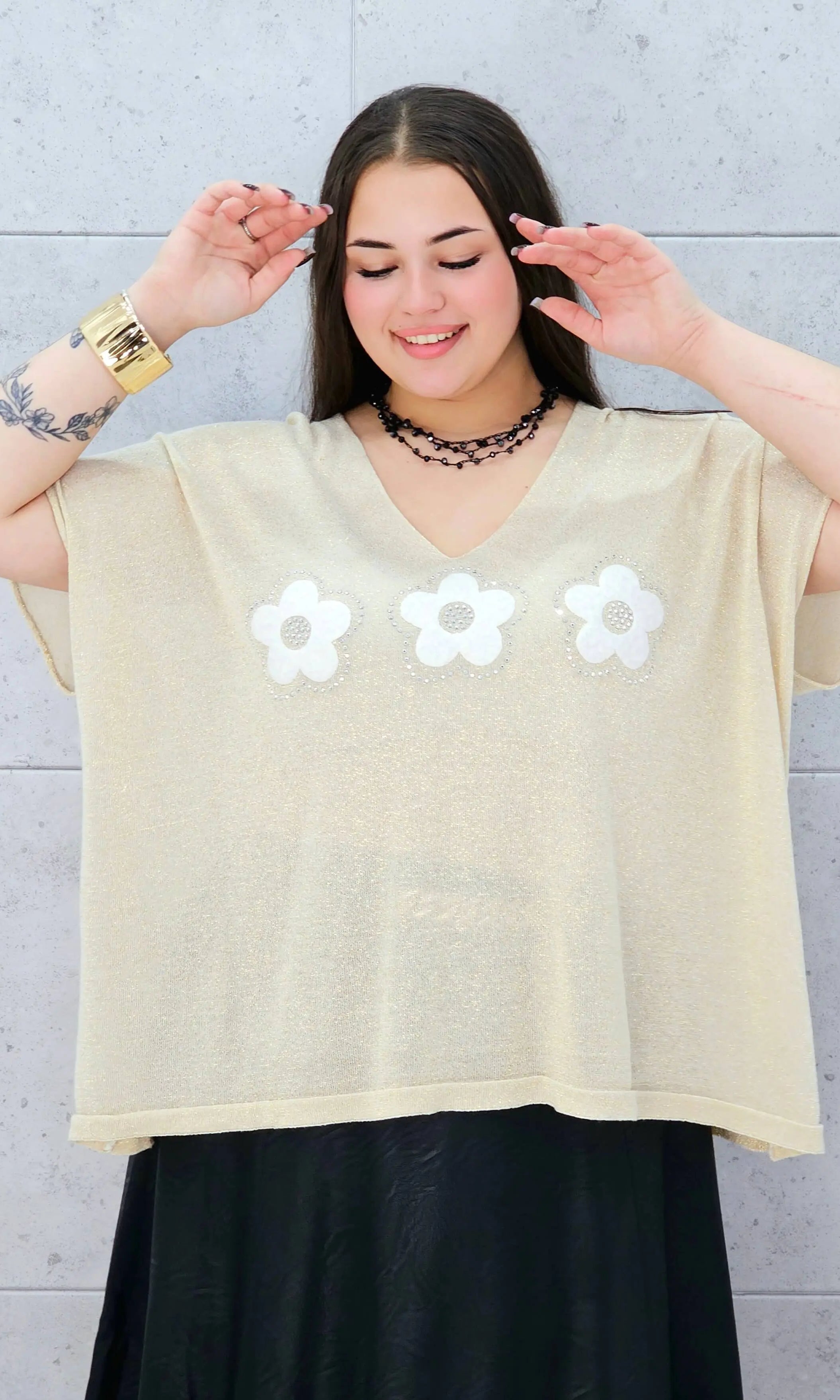 Bluzka plus size z połyskiem i aplikacją kwiatów – stylowa i lekka Stylowa XL Stylowa XL