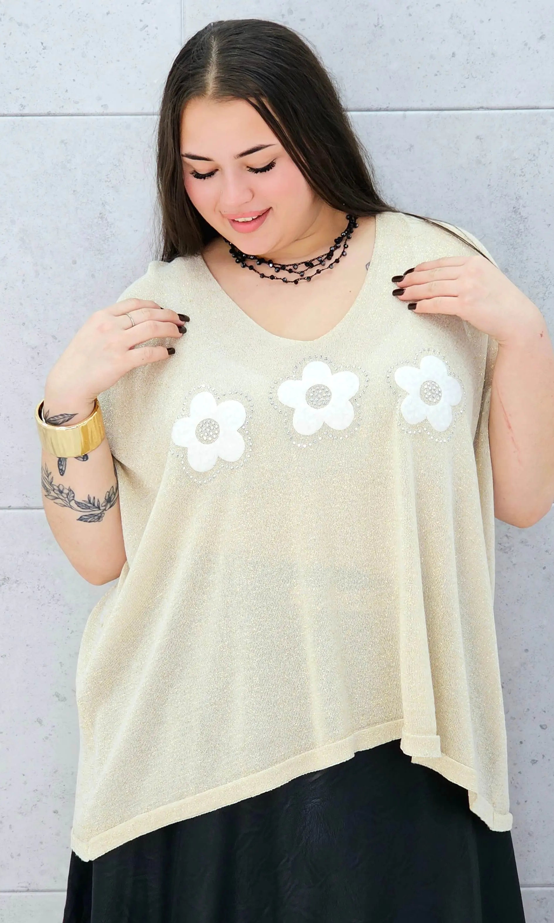 Bluzka plus size z połyskiem i aplikacją kwiatów – stylowa i lekka Stylowa XL Stylowa XL