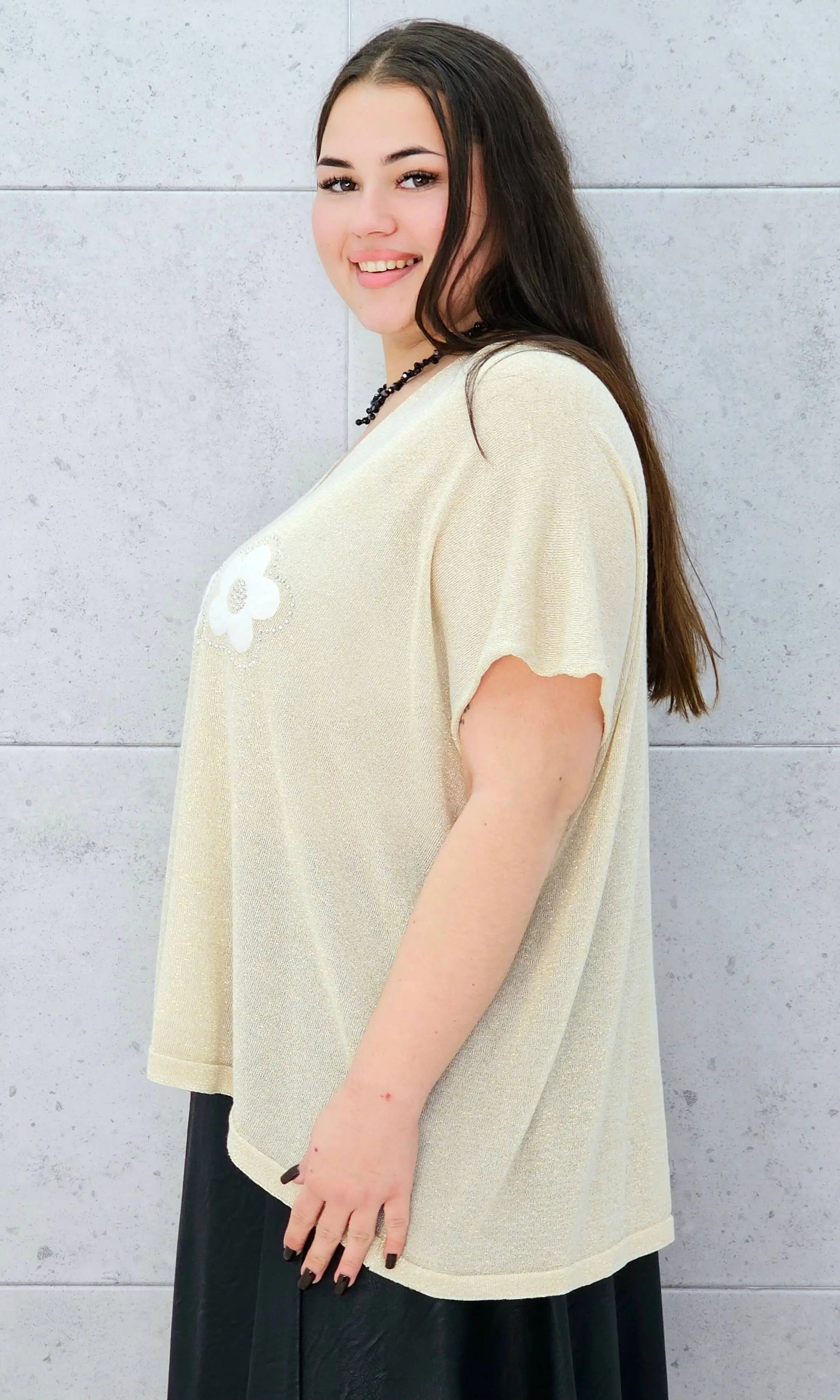 Bluzka plus size z połyskiem i aplikacją kwiatów – stylowa i lekka Stylowa XL Stylowa XL