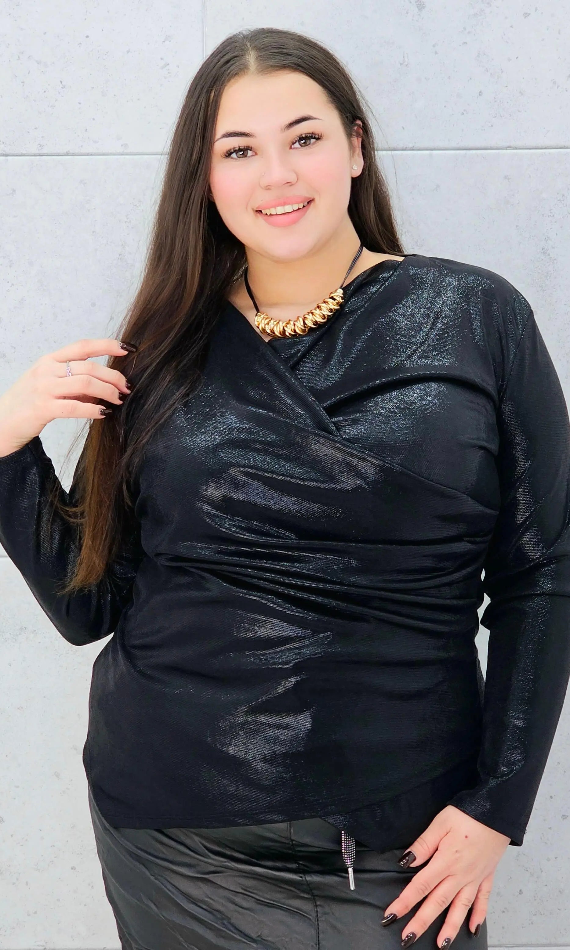 Bluzka plus size z połyskiem i kopertowym marszczeniem – elegancka i kobieca Stylowa XL Stylowa XL