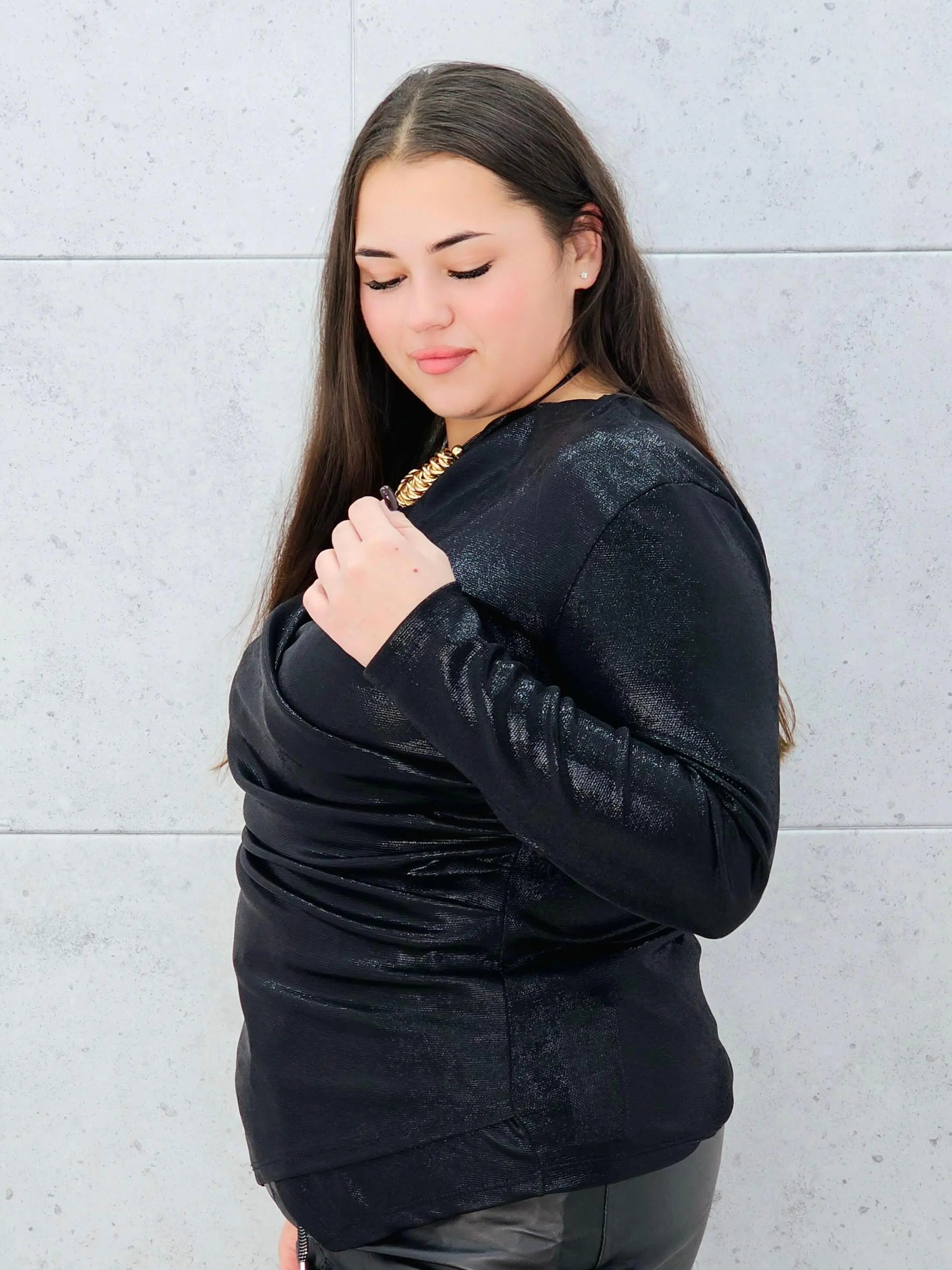 Bluzka plus size z połyskiem i kopertowym marszczeniem – elegancka i kobieca Stylowa XL Stylowa XL