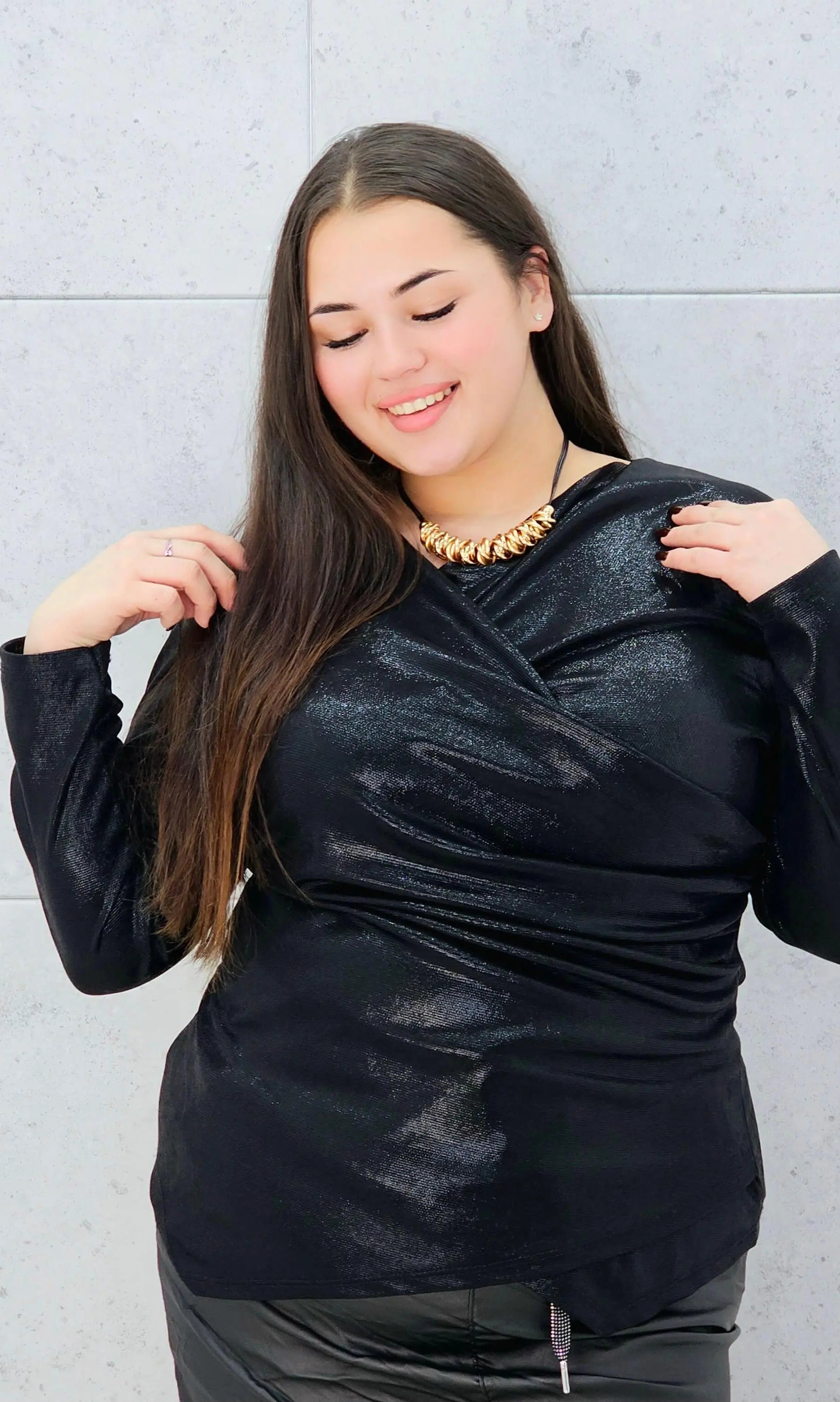 Bluzka plus size z połyskiem i kopertowym marszczeniem – elegancka i kobieca Stylowa XL Stylowa XL