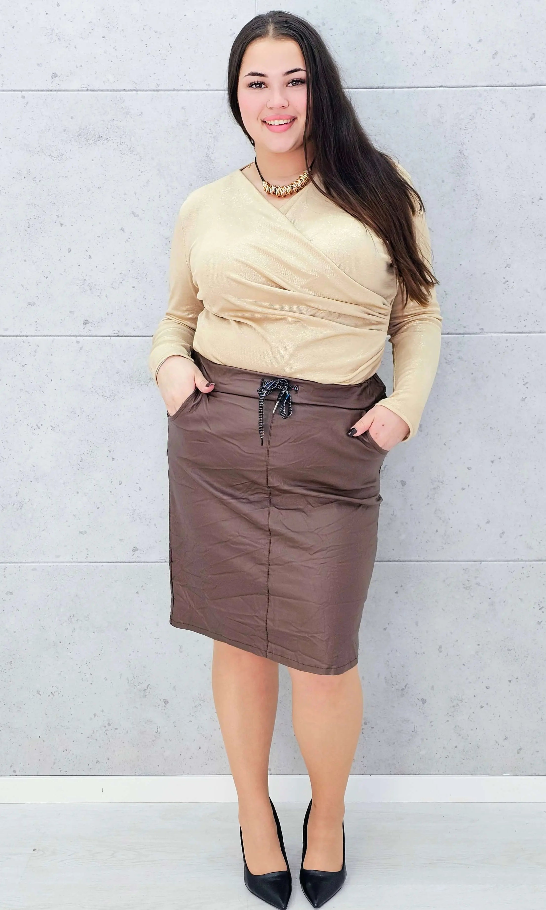 Bluzka plus size z połyskiem i kopertowym marszczeniem – elegancka i kobieca Stylowa XL Stylowa XL