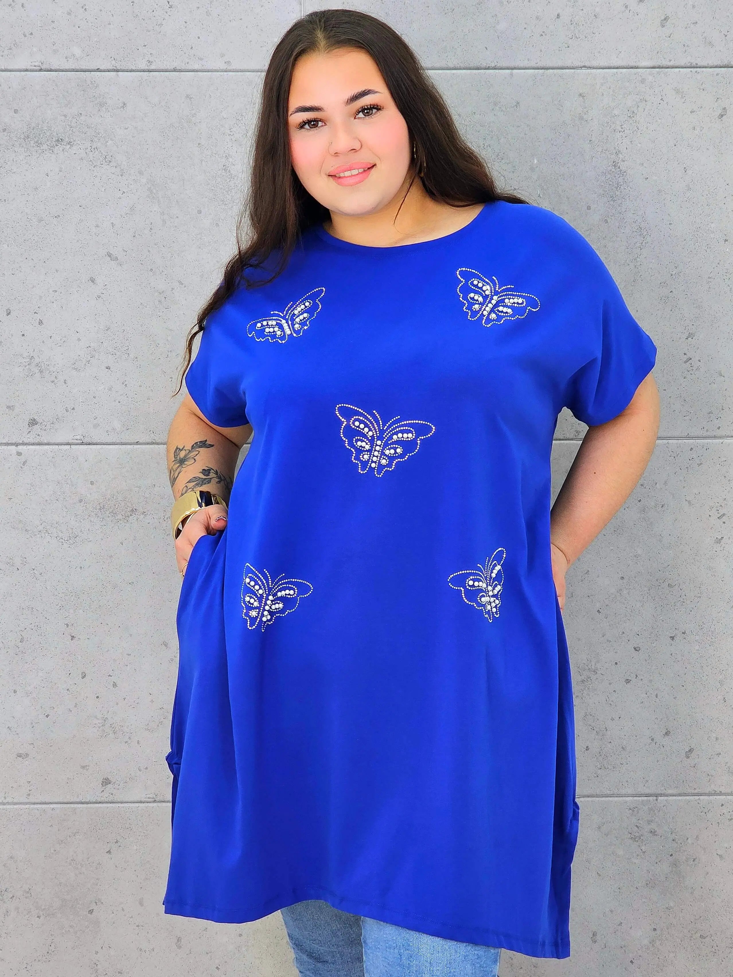 Bluzka plus size z połyskującymi motylami – elegancja i wygoda w jednym Stylowa XL