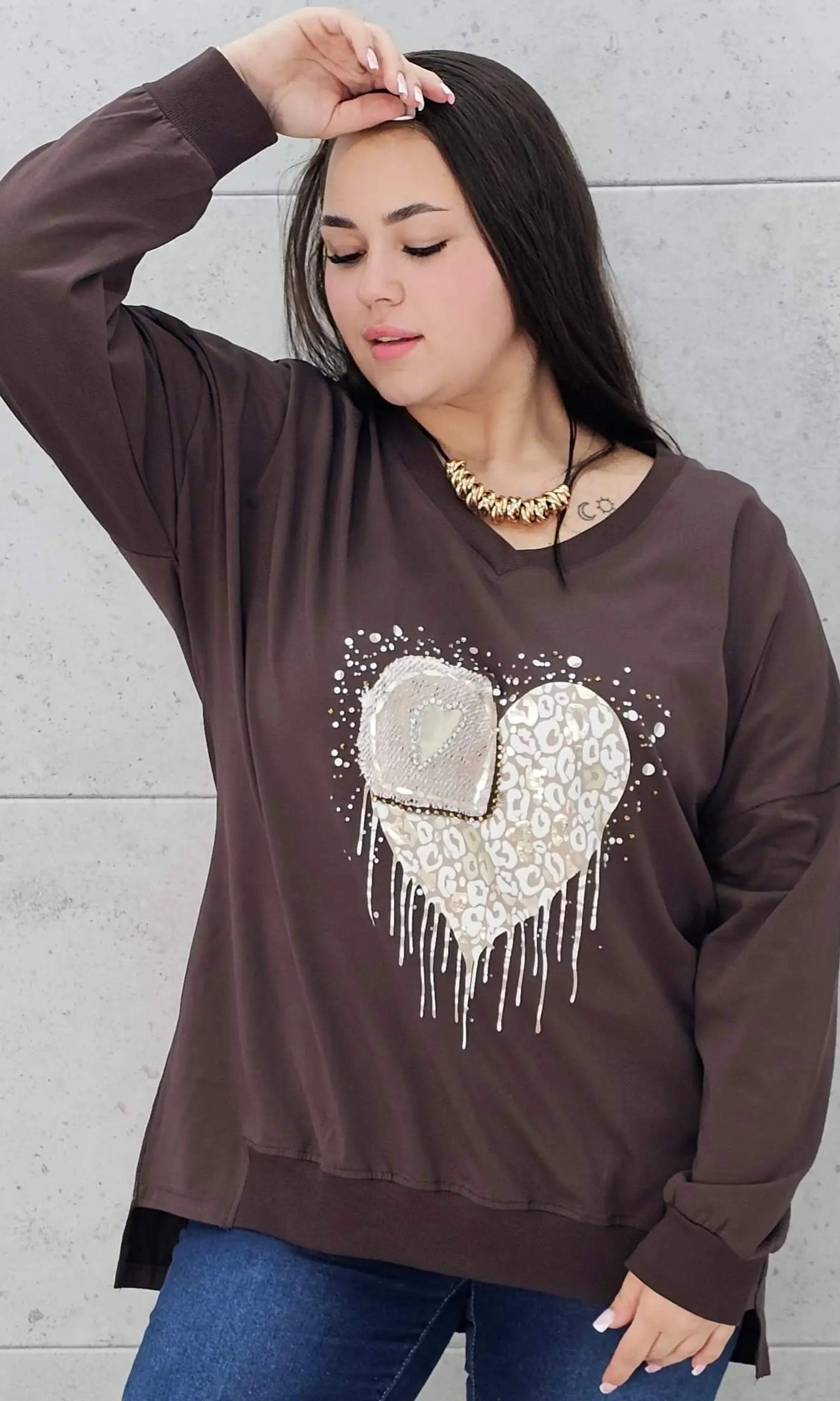 Bluzka plus size z sercem i cekinami – modny look XXL Stylowa XL