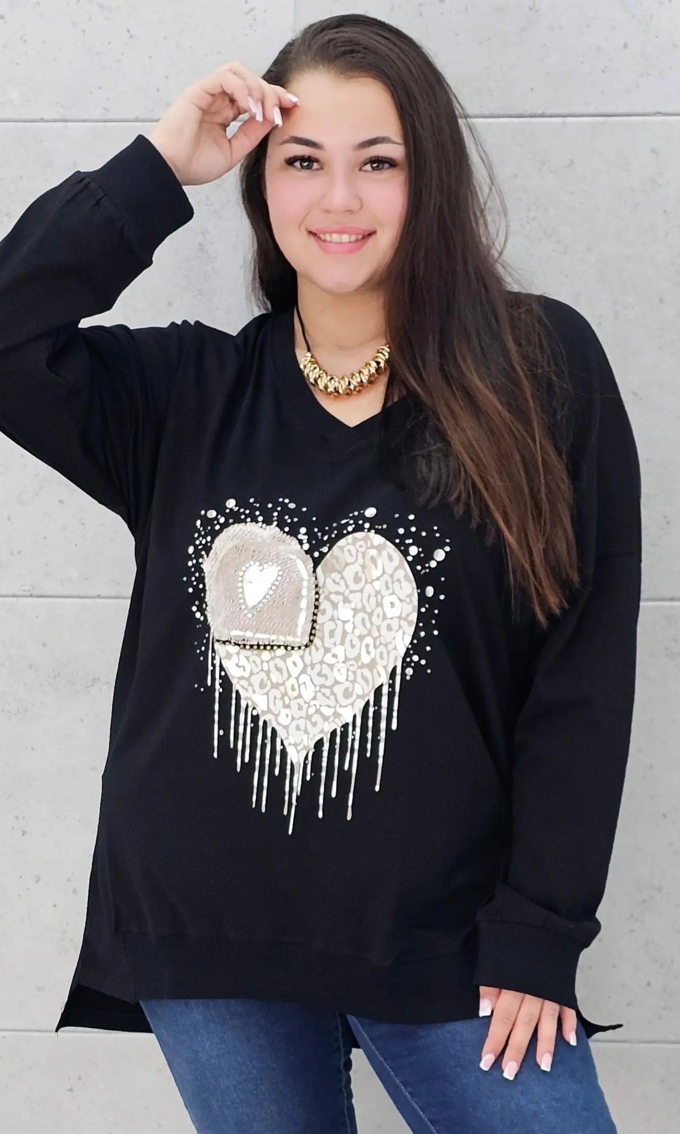 Bluzka plus size z sercem i cekinami – modny look XXL Stylowa XL