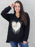 Bluzka plus size z sercem i cekinami – modny look XXL Stylowa XL