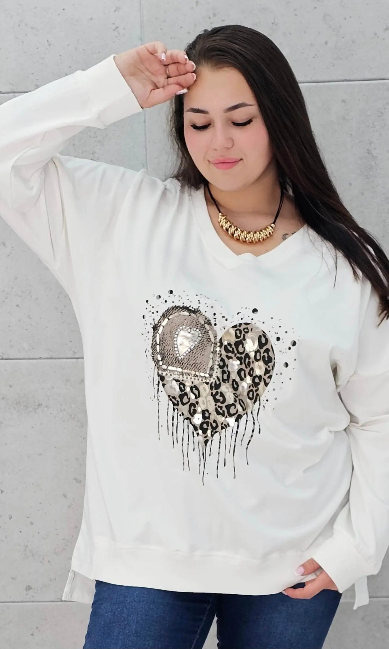 Bluzka plus size z sercem i cekinami – modny look XXL Stylowa XL