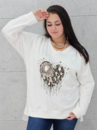 Bluzka plus size z sercem i cekinami – modny look XXL Stylowa XL