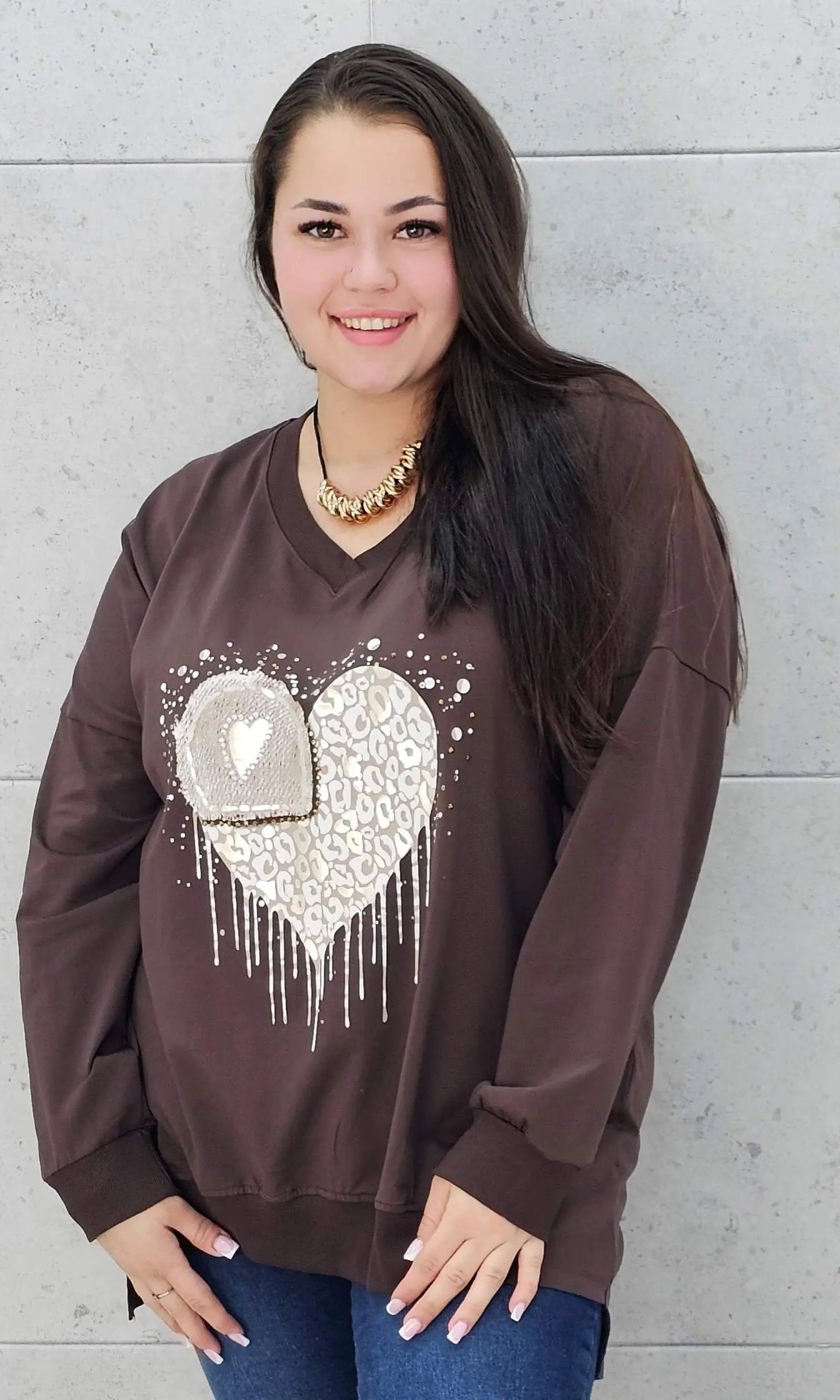 Bluzka plus size z sercem i cekinami – modny look XXL Stylowa XL