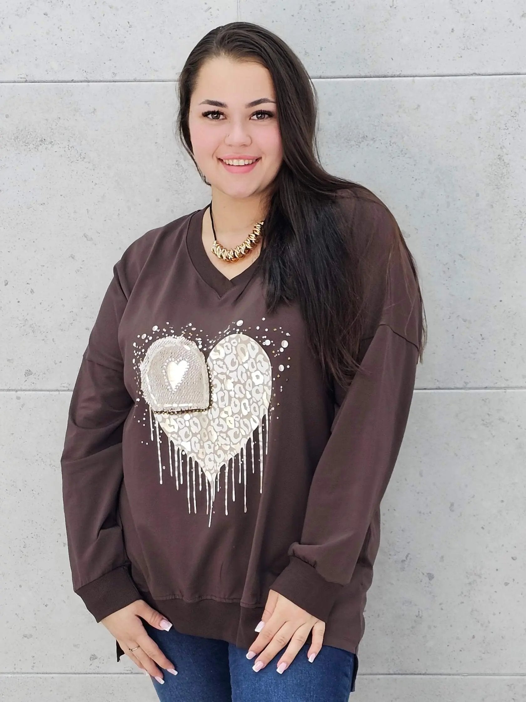 Bluzka plus size z sercem i cekinami – modny look XXL Stylowa XL