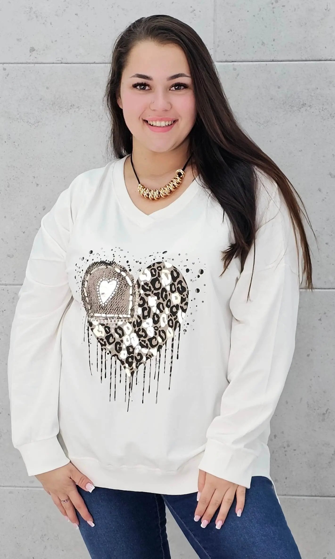 Bluzka plus size z sercem i cekinami – modny look XXL Stylowa XL