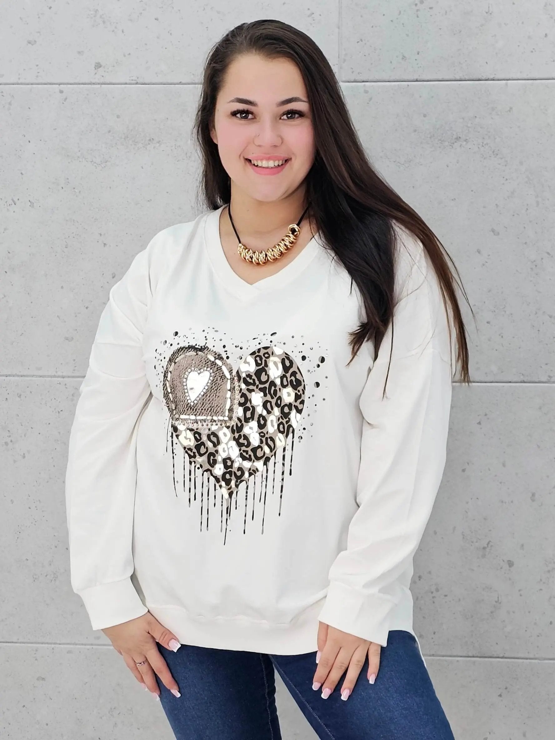 Bluzka plus size z sercem i cekinami – modny look XXL Stylowa XL