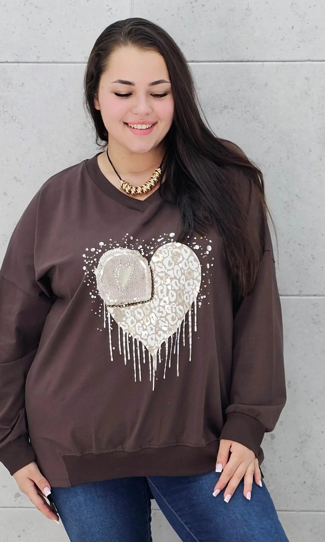 Bluzka plus size z sercem i cekinami – modny look XXL Stylowa XL