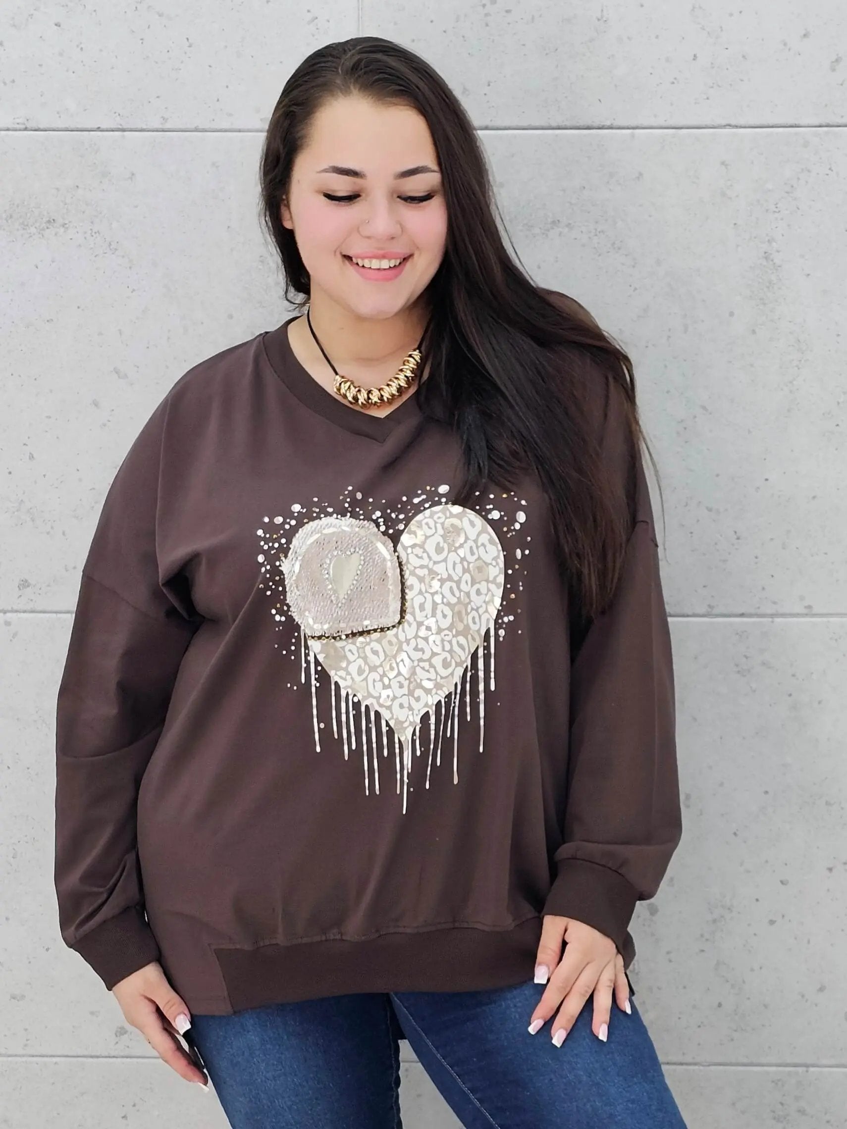 Bluzka plus size z sercem i cekinami – modny look XXL Stylowa XL