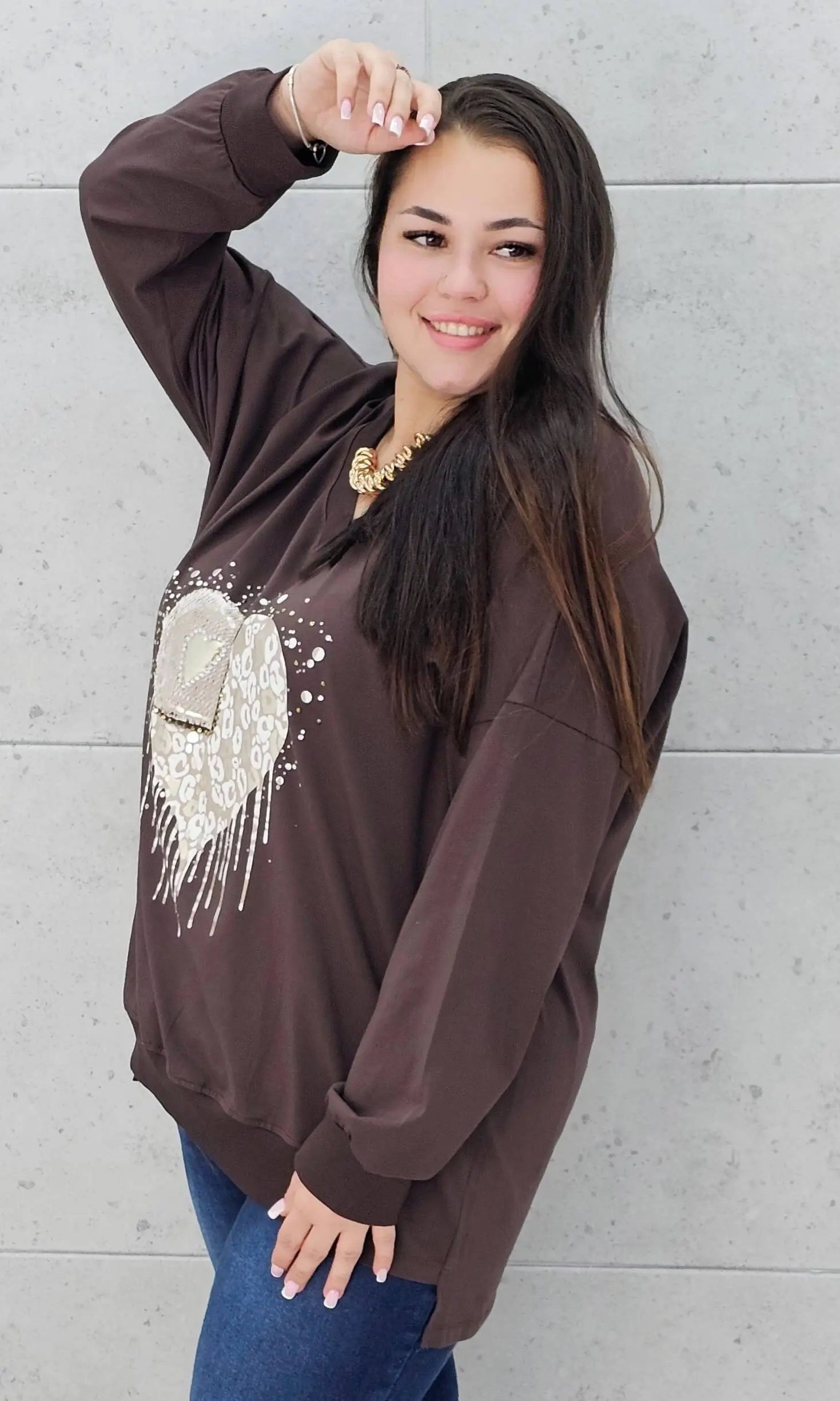 Bluzka plus size z sercem i cekinami – modny look XXL Stylowa XL