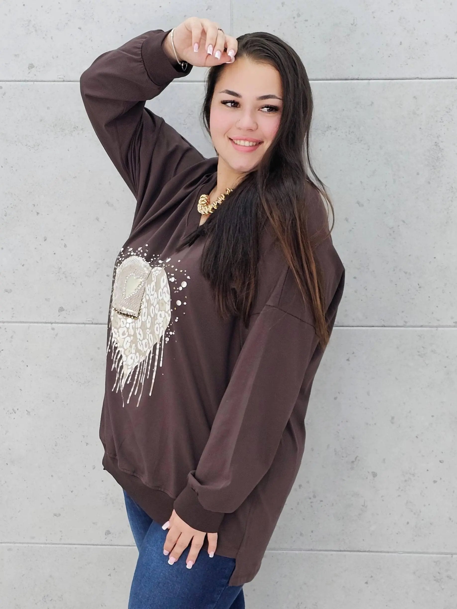 Bluzka plus size z sercem i cekinami – modny look XXL Stylowa XL