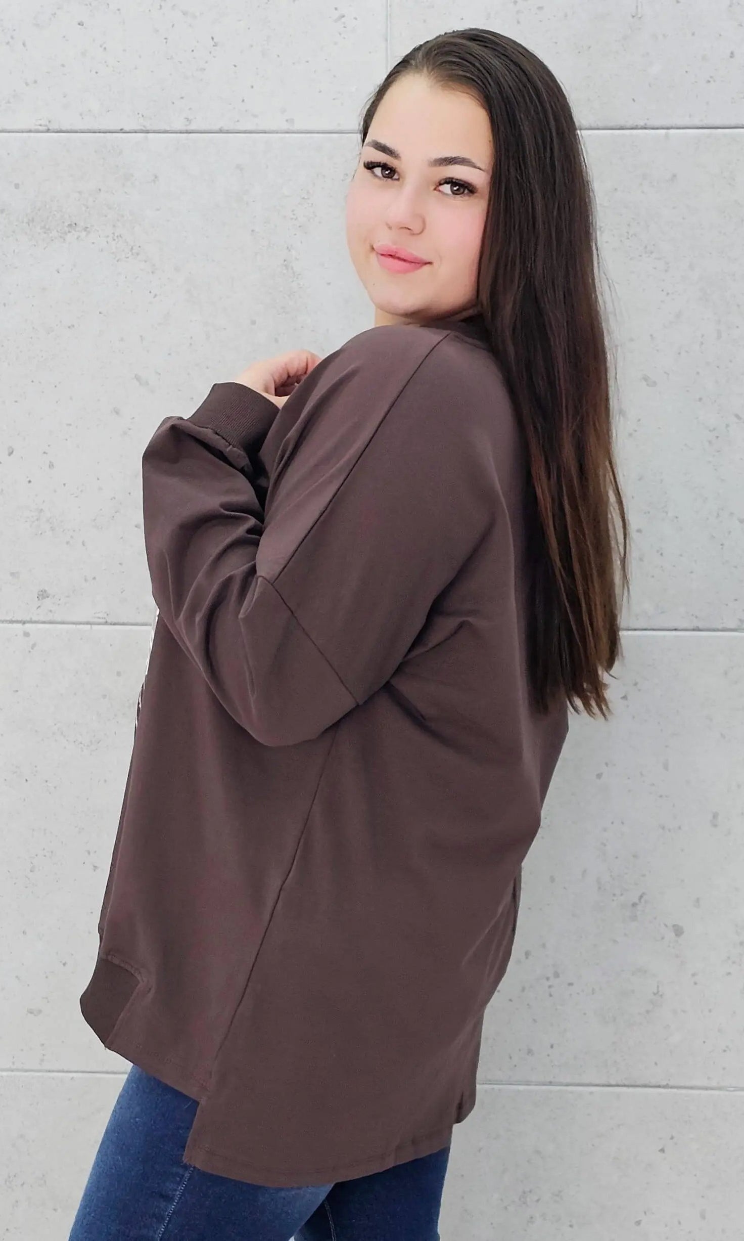 Bluzka plus size z sercem i cekinami – modny look XXL Stylowa XL