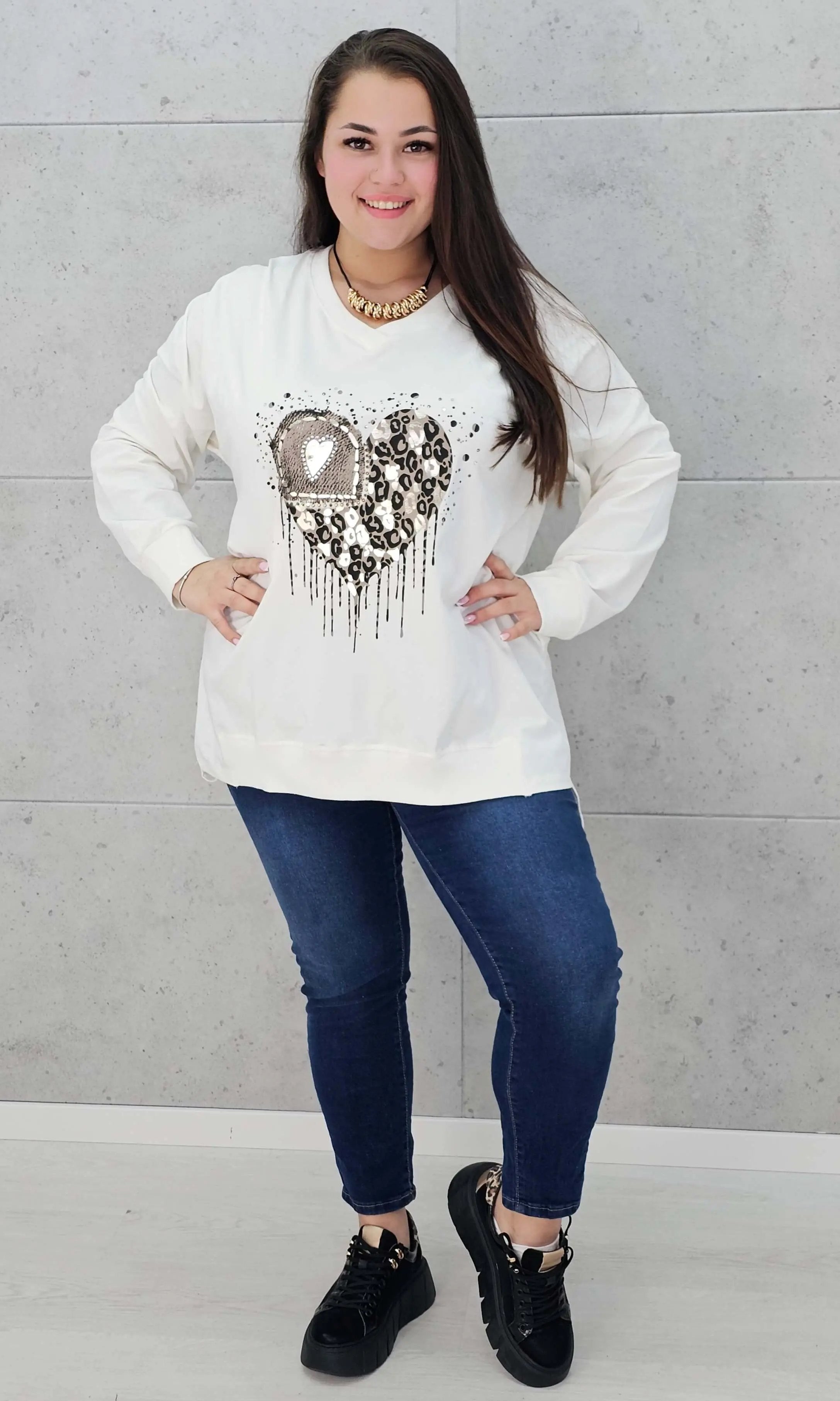 Bluzka plus size z sercem i cekinami – modny look XXL Stylowa XL