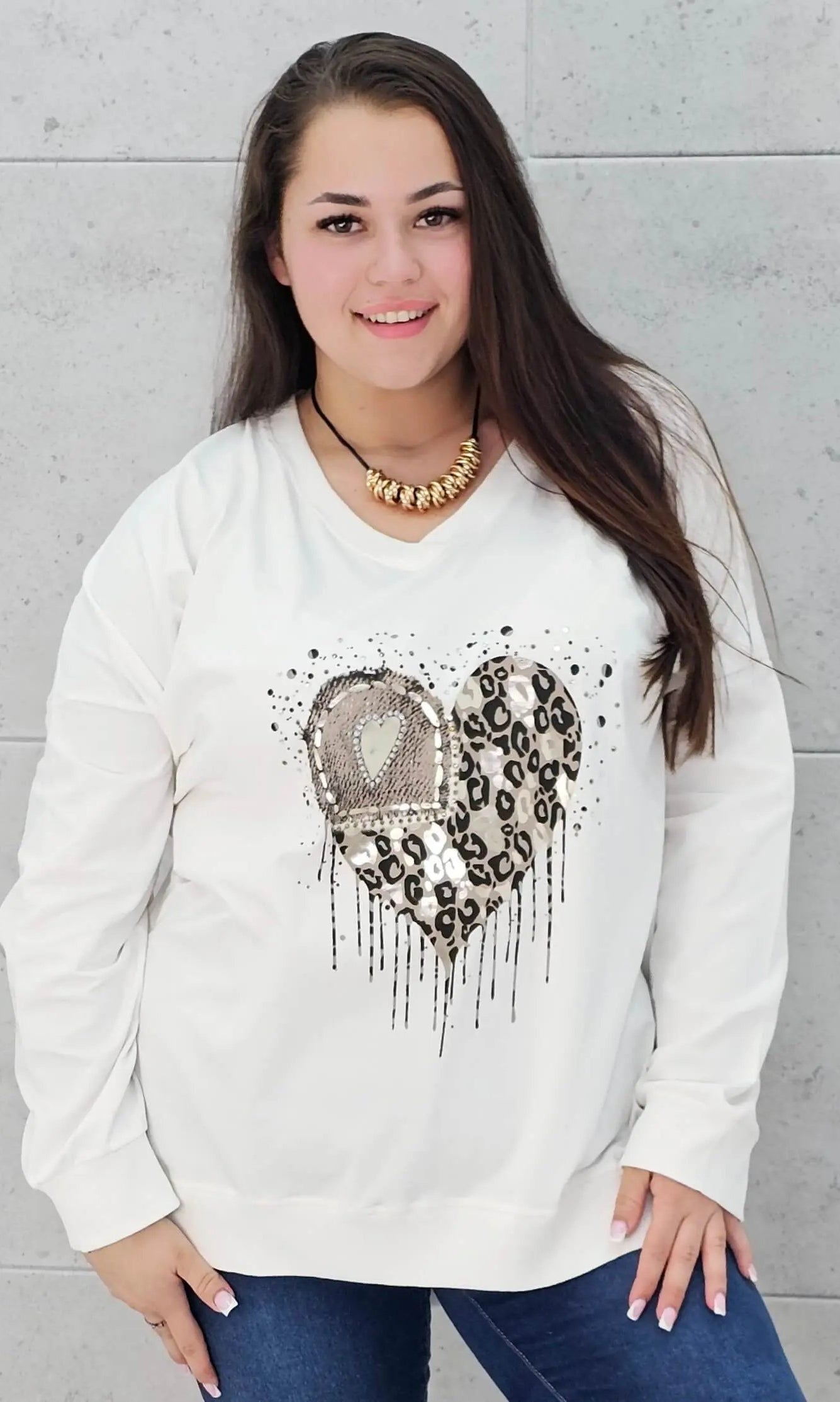 Bluzka plus size z sercem i cekinami – modny look XXL Stylowa XL