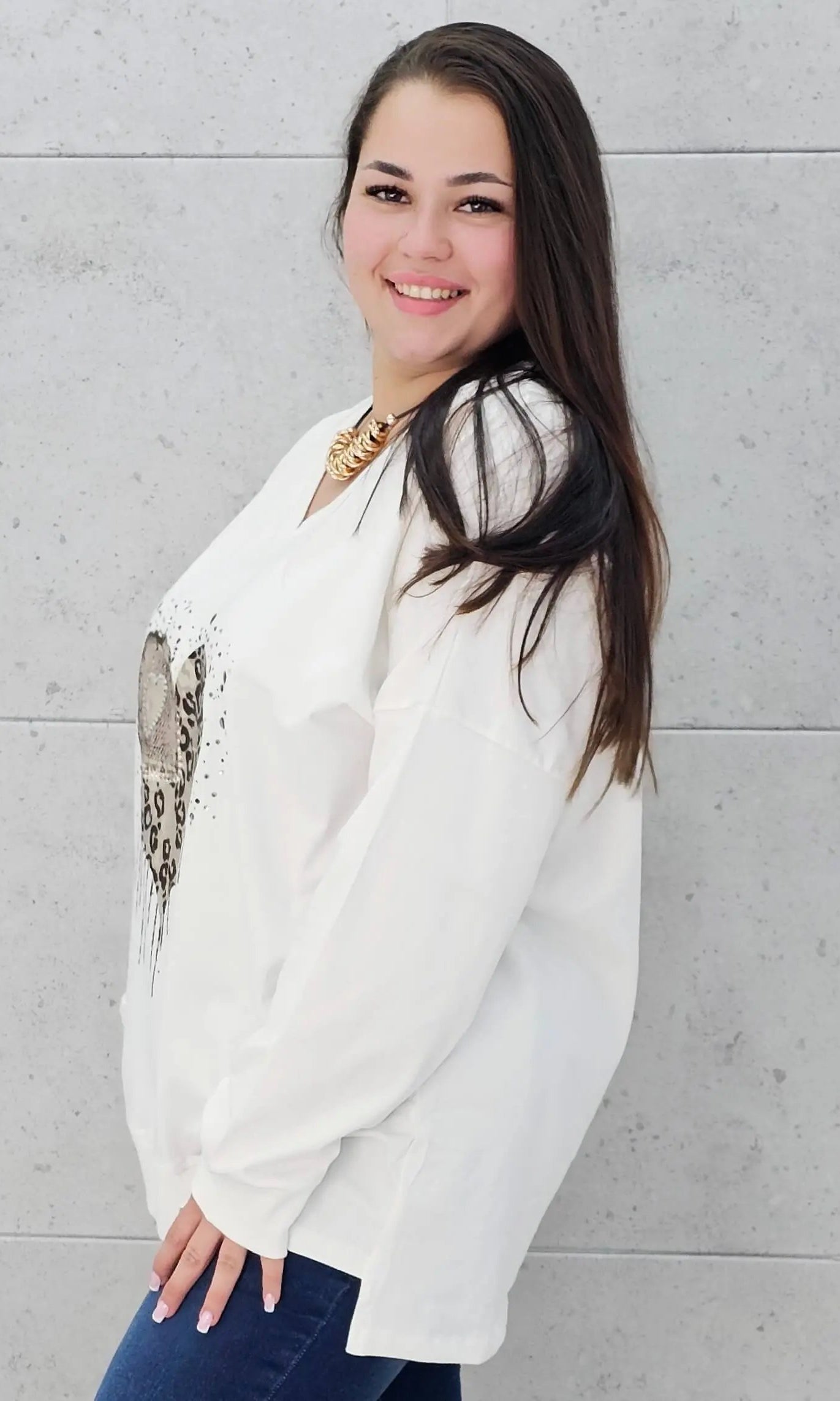 Bluzka plus size z sercem i cekinami – modny look XXL Stylowa XL