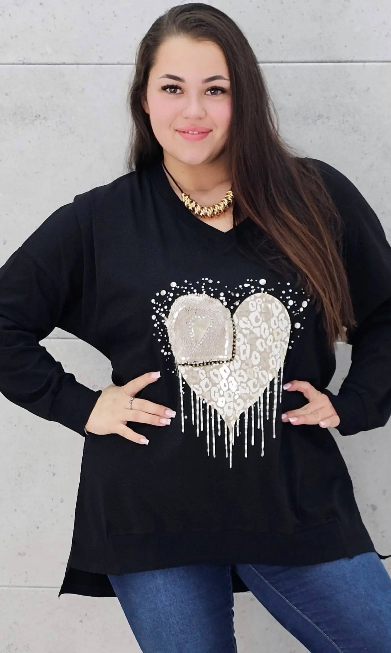 Bluzka plus size z sercem i cekinami – modny look XXL Stylowa XL