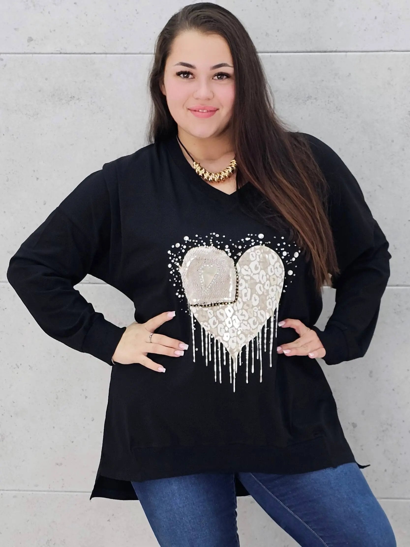Bluzka plus size z sercem i cekinami – modny look XXL Stylowa XL