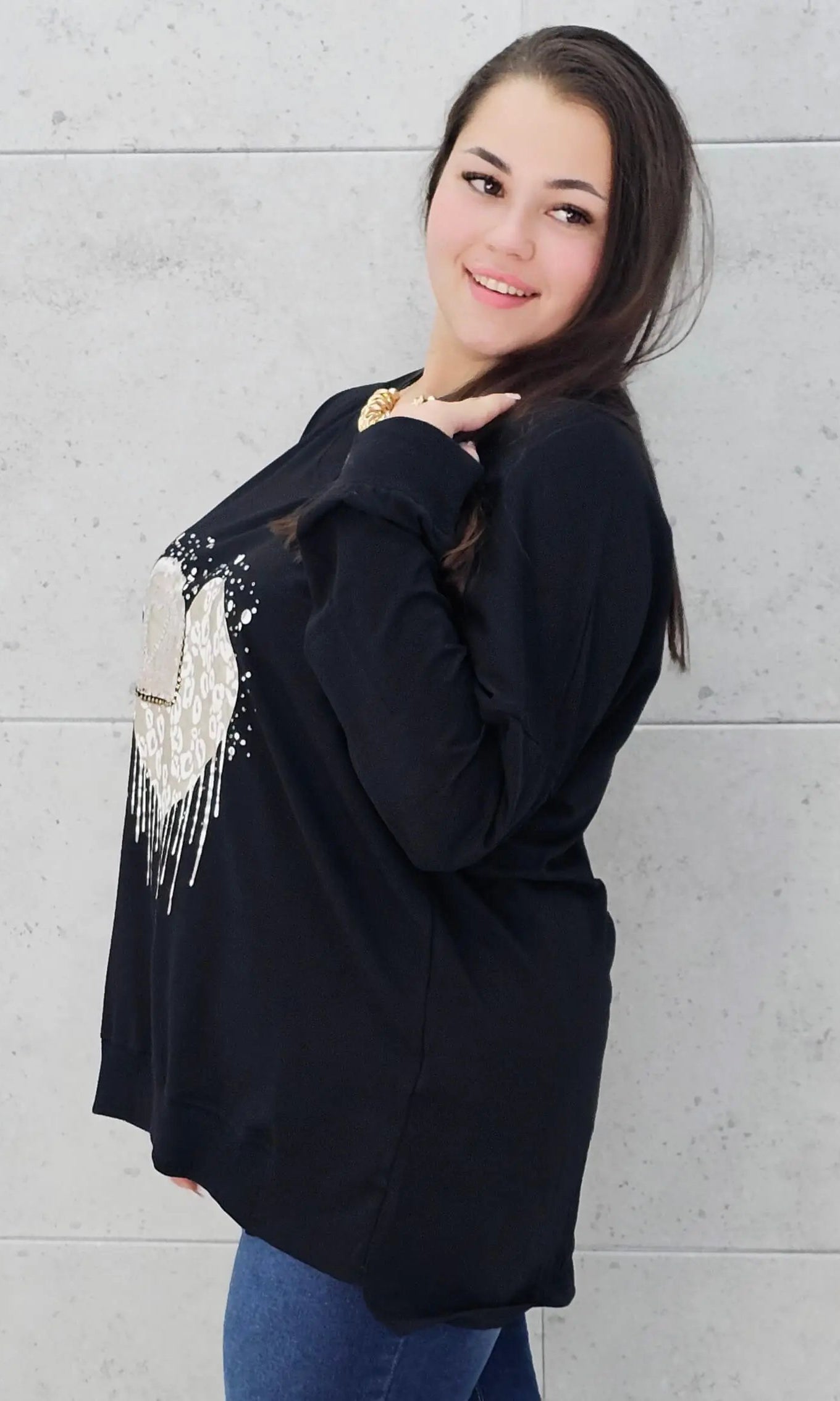 Bluzka plus size z sercem i cekinami – modny look XXL Stylowa XL