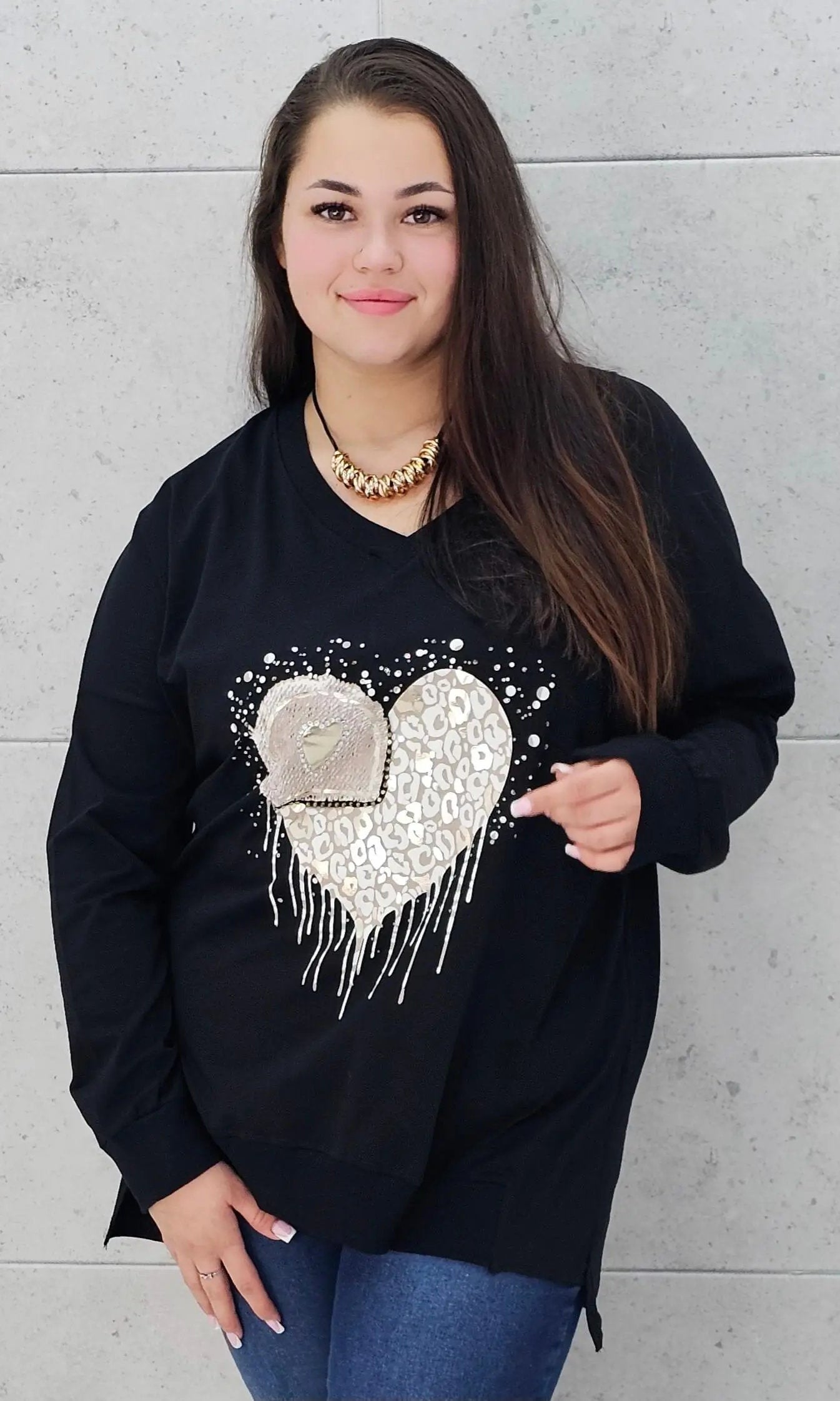 Bluzka plus size z sercem i cekinami – modny look XXL Stylowa XL