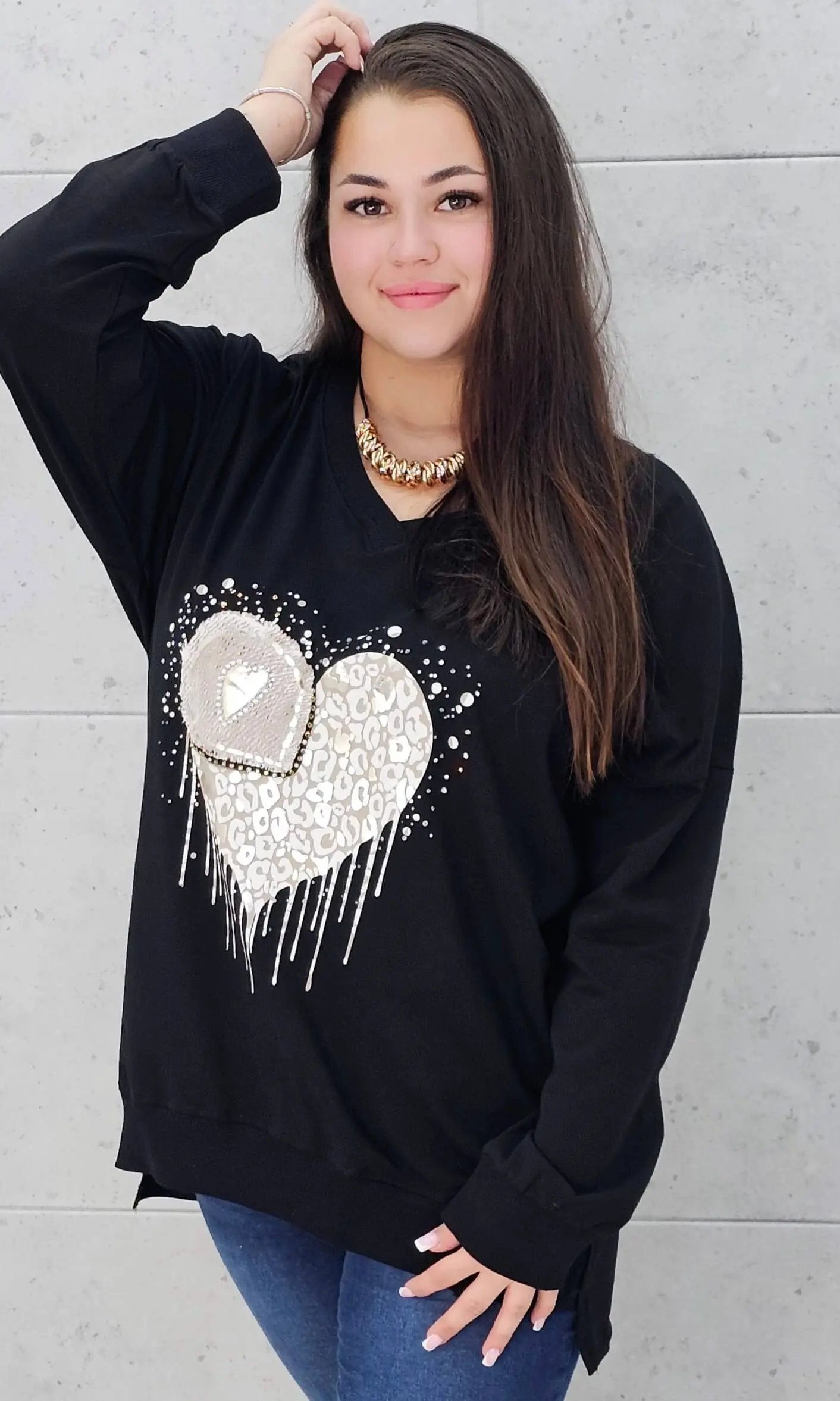 Bluzka plus size z sercem i cekinami – modny look XXL Stylowa XL