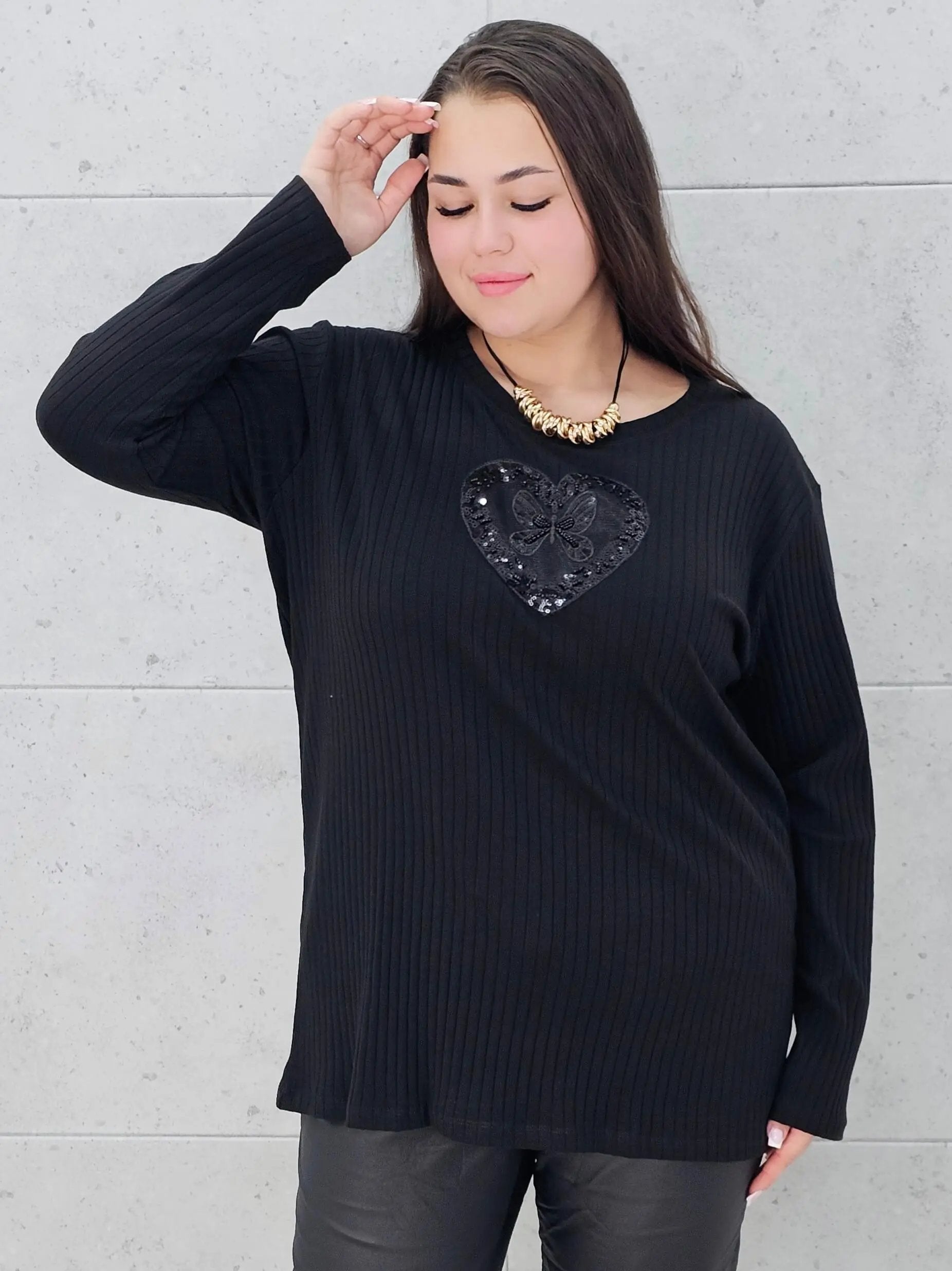 Bluzka plus size z serduszkiem – kobiecy blask w wersji XL Stylowa XL