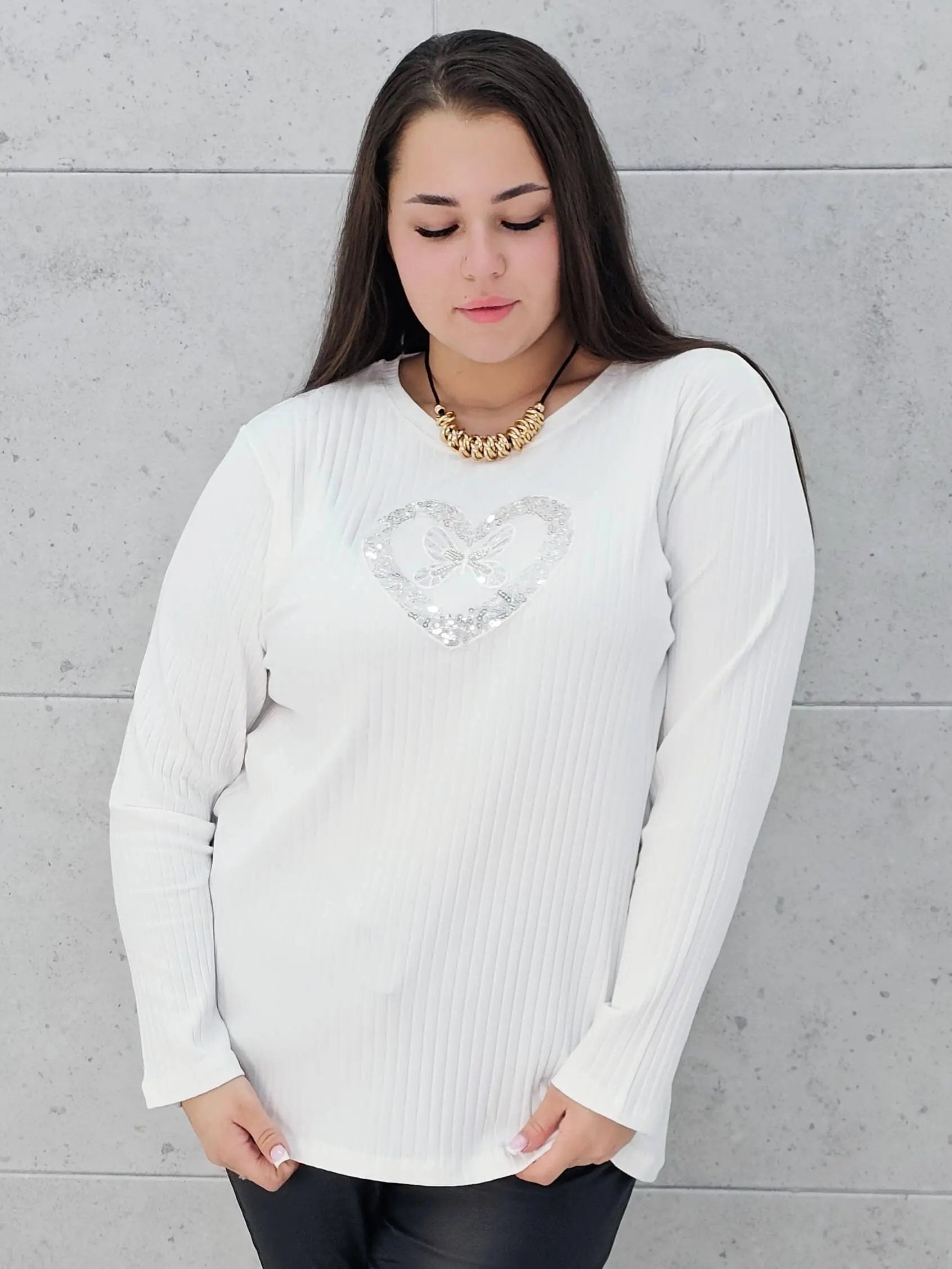 Bluzka plus size z serduszkiem – kobiecy blask w wersji XL Stylowa XL