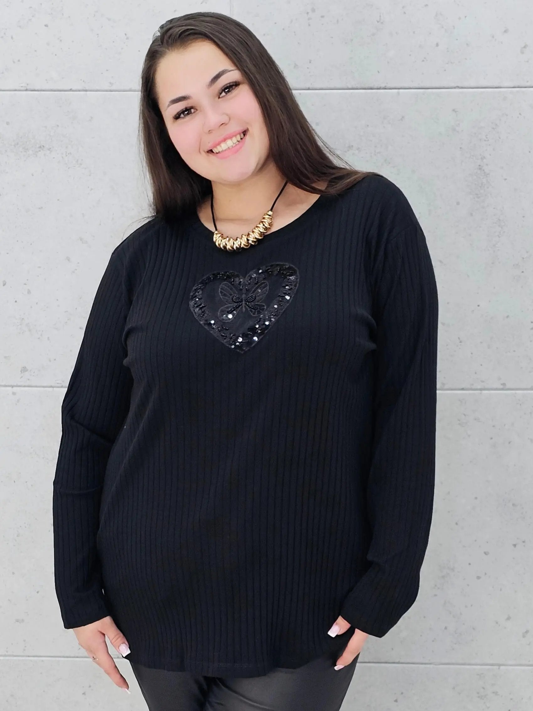 Bluzka plus size z serduszkiem – kobiecy blask w wersji XL Stylowa XL