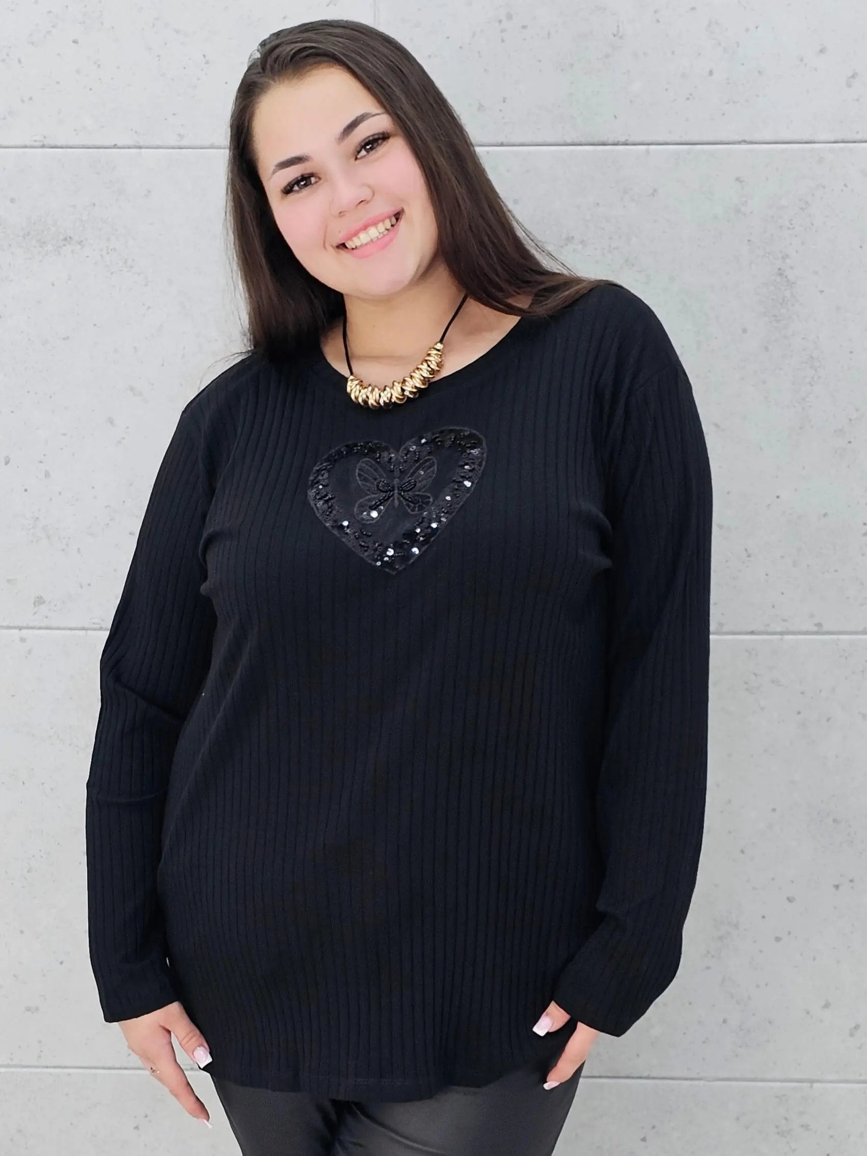 Bluzka plus size z serduszkiem – kobiecy blask w wersji XL Stylowa XL