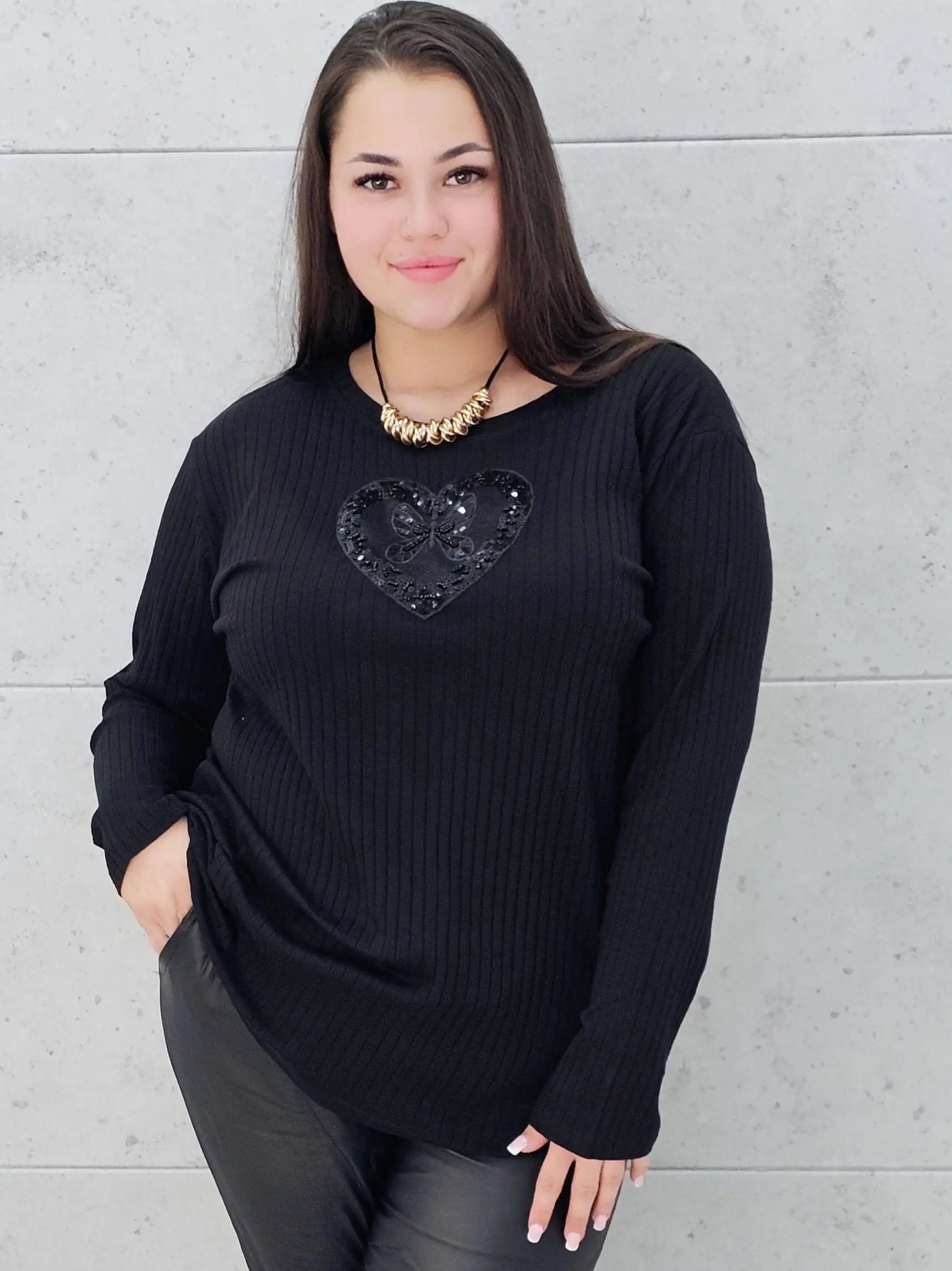 Bluzka plus size z serduszkiem – kobiecy blask w wersji XL Stylowa XL