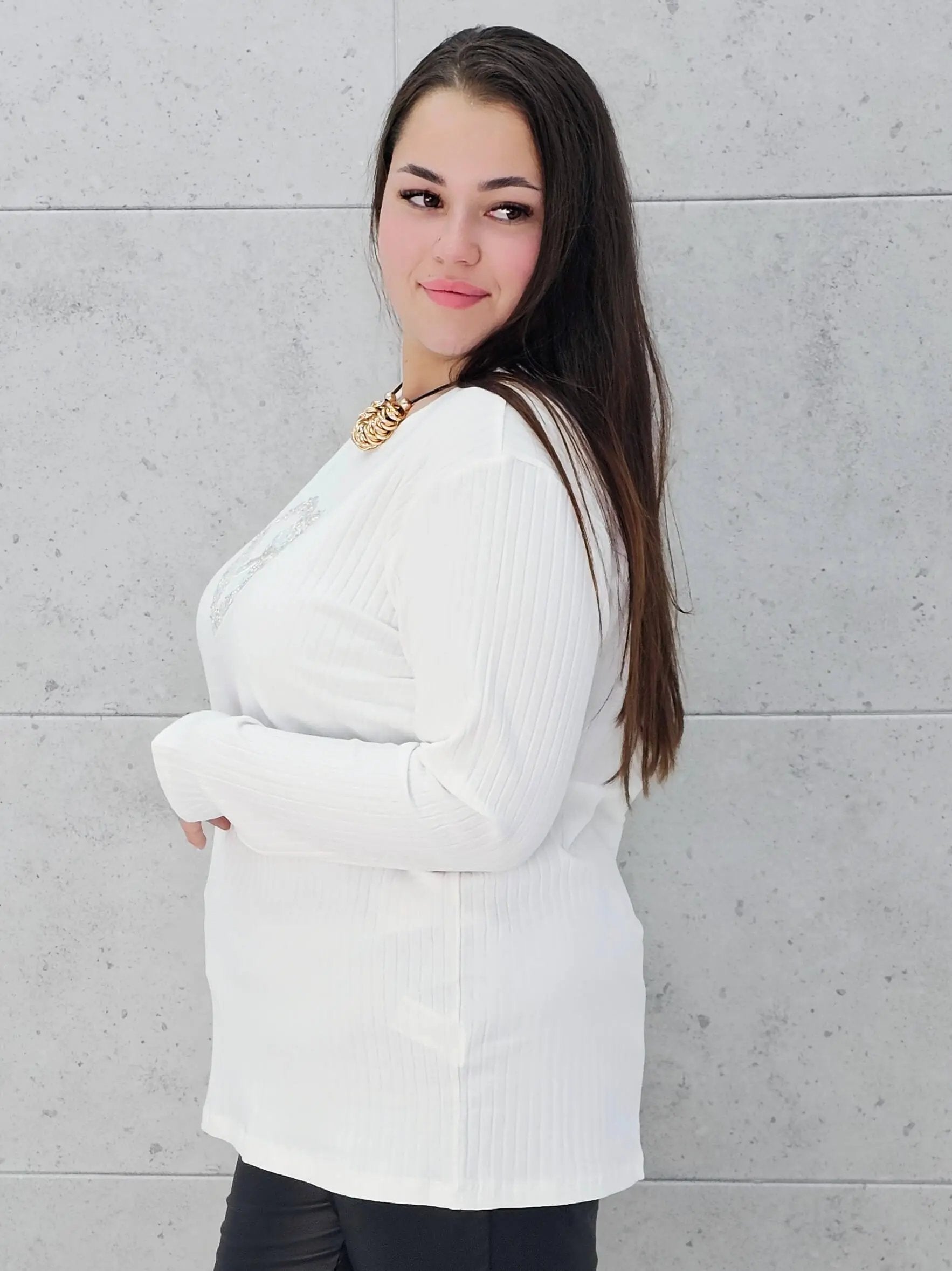 Bluzka plus size z serduszkiem – kobiecy blask w wersji XL Stylowa XL