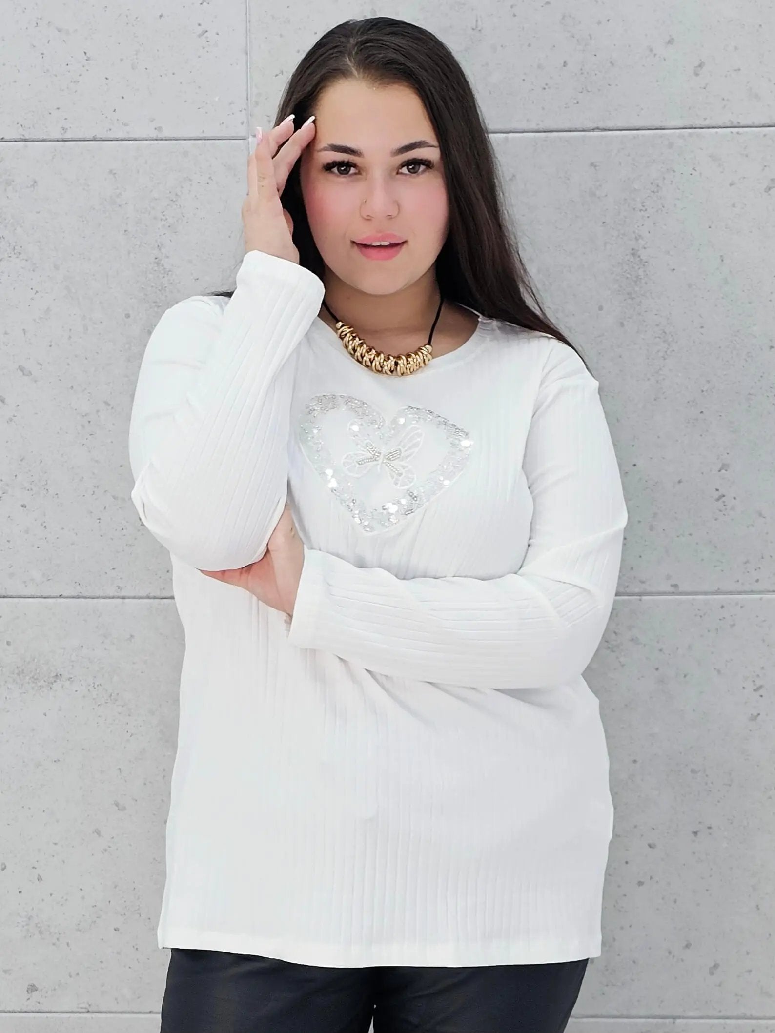 Bluzka plus size z serduszkiem – kobiecy blask w wersji XL Stylowa XL