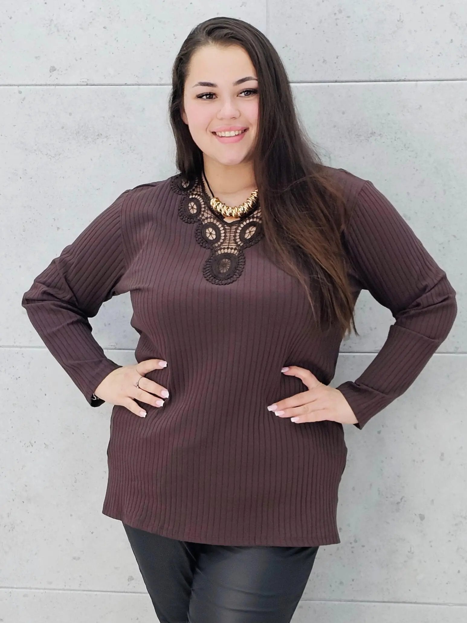 Bluzka prążkowana plus size z koronką - elegancja i wygoda Stylowa XL