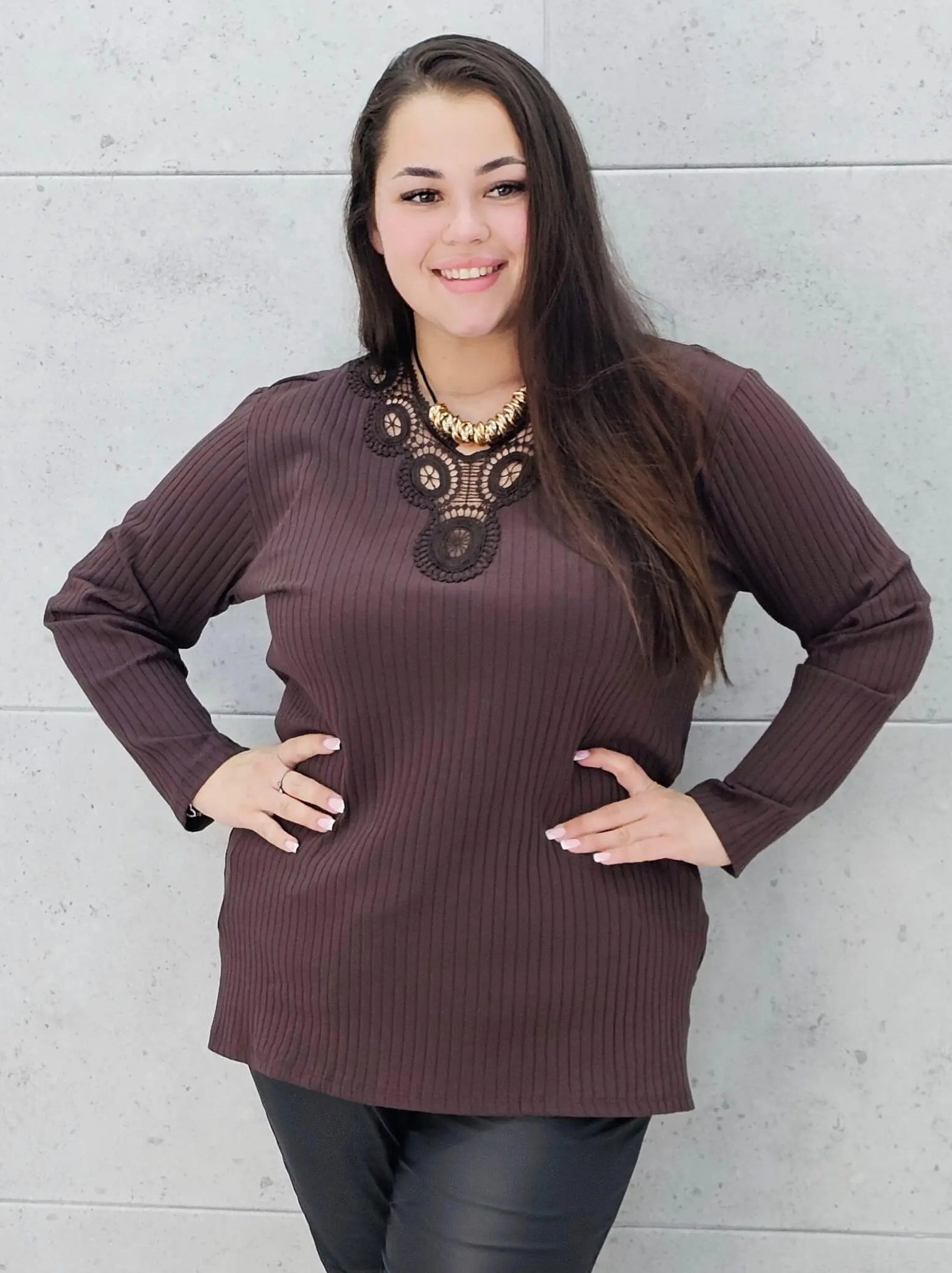 Bluzka prążkowana plus size z koronką - elegancja i wygoda Stylowa XL