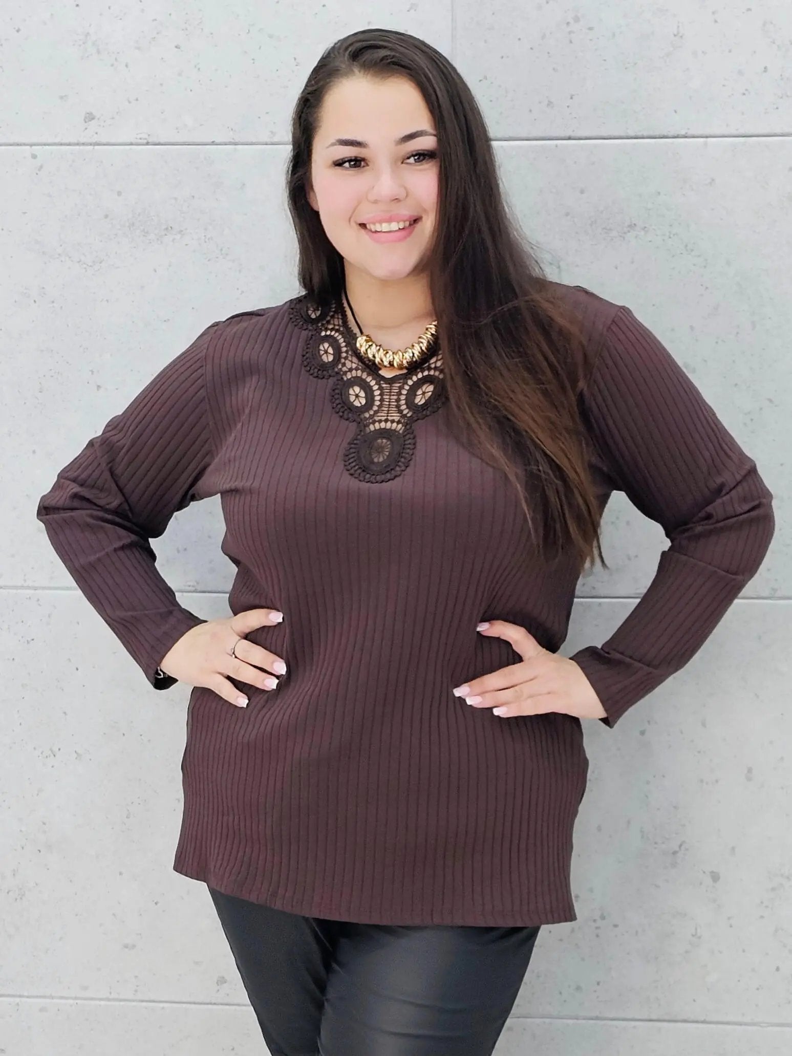 Bluzka prążkowana plus size z koronką - elegancja i wygoda Stylowa XL
