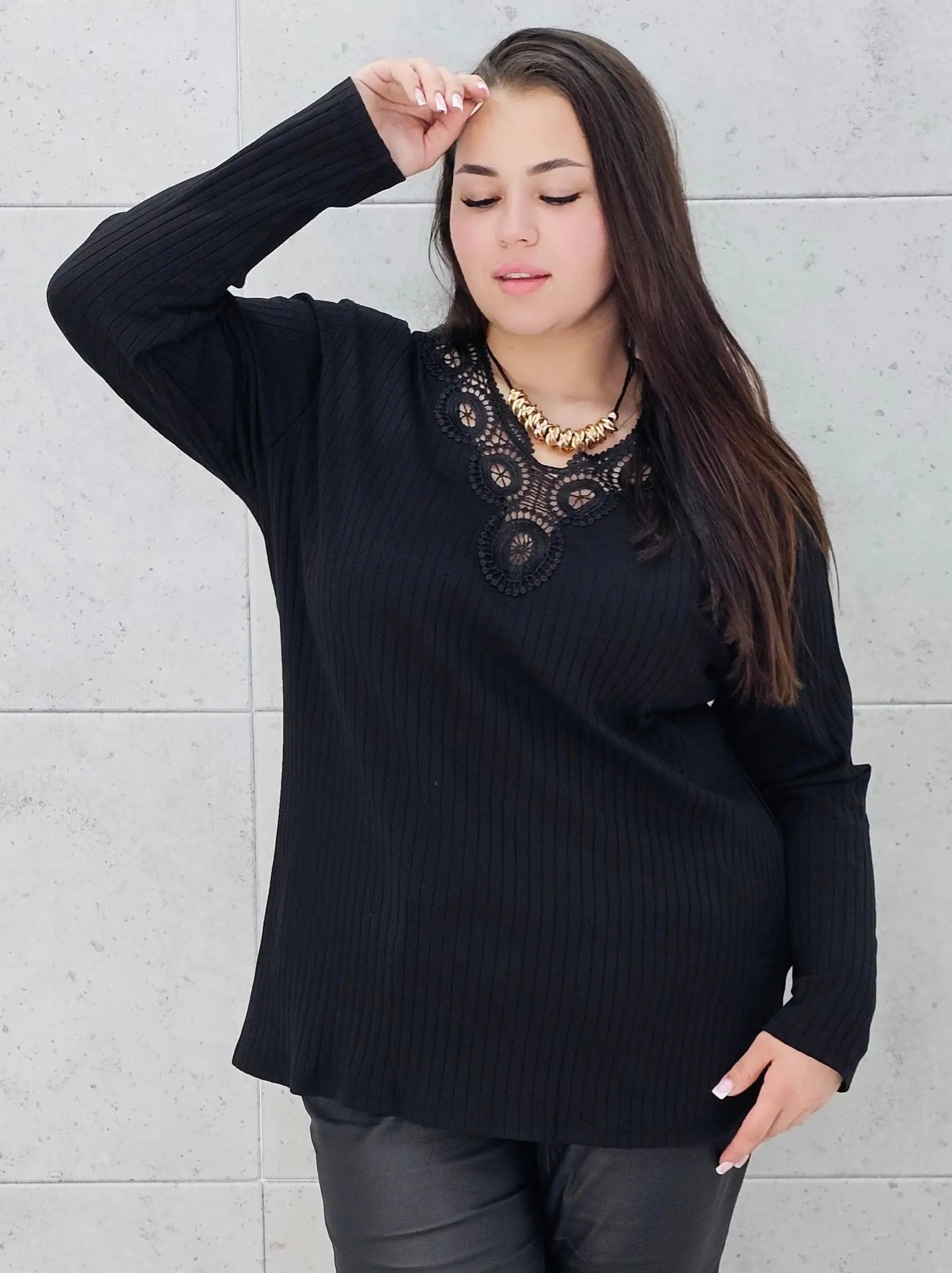Bluzka prążkowana plus size z koronką - elegancja i wygoda Stylowa XL