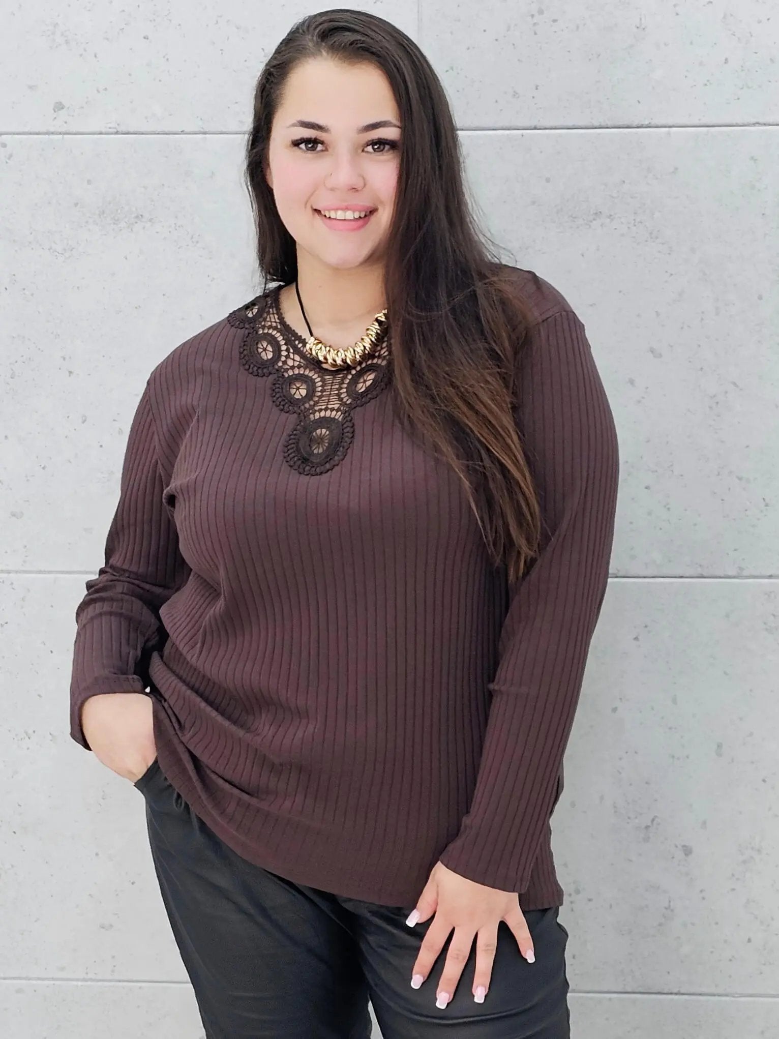 Bluzka prążkowana plus size z koronką - elegancja i wygoda Stylowa XL