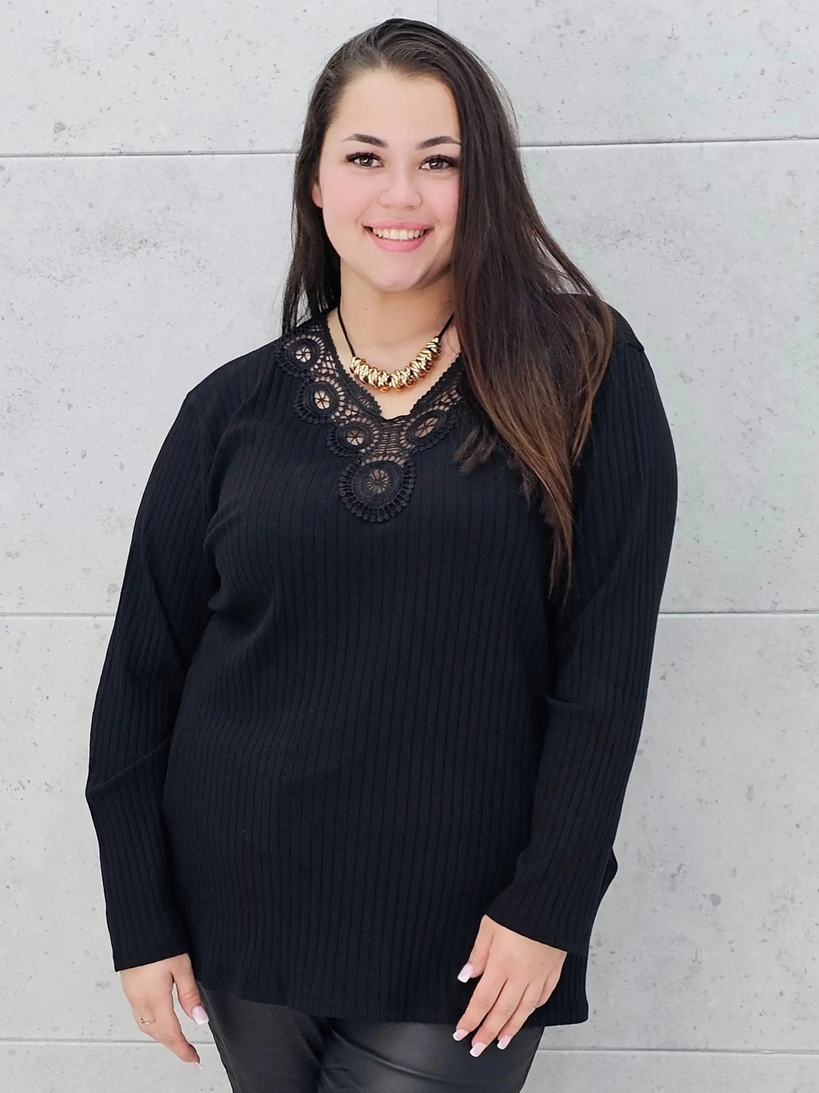 Bluzka prążkowana plus size z koronką - elegancja i wygoda Stylowa XL